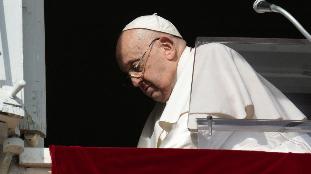 Papa Francisco apresenta pneumonia e permanece no hospital