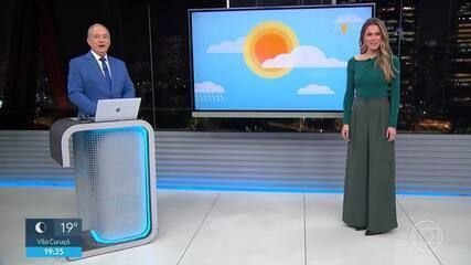 Nevoeiro cobre a cidade de São Paulo, reduzindo a visibilidade na tarde desta segunda-feira. Reprodução: Globo