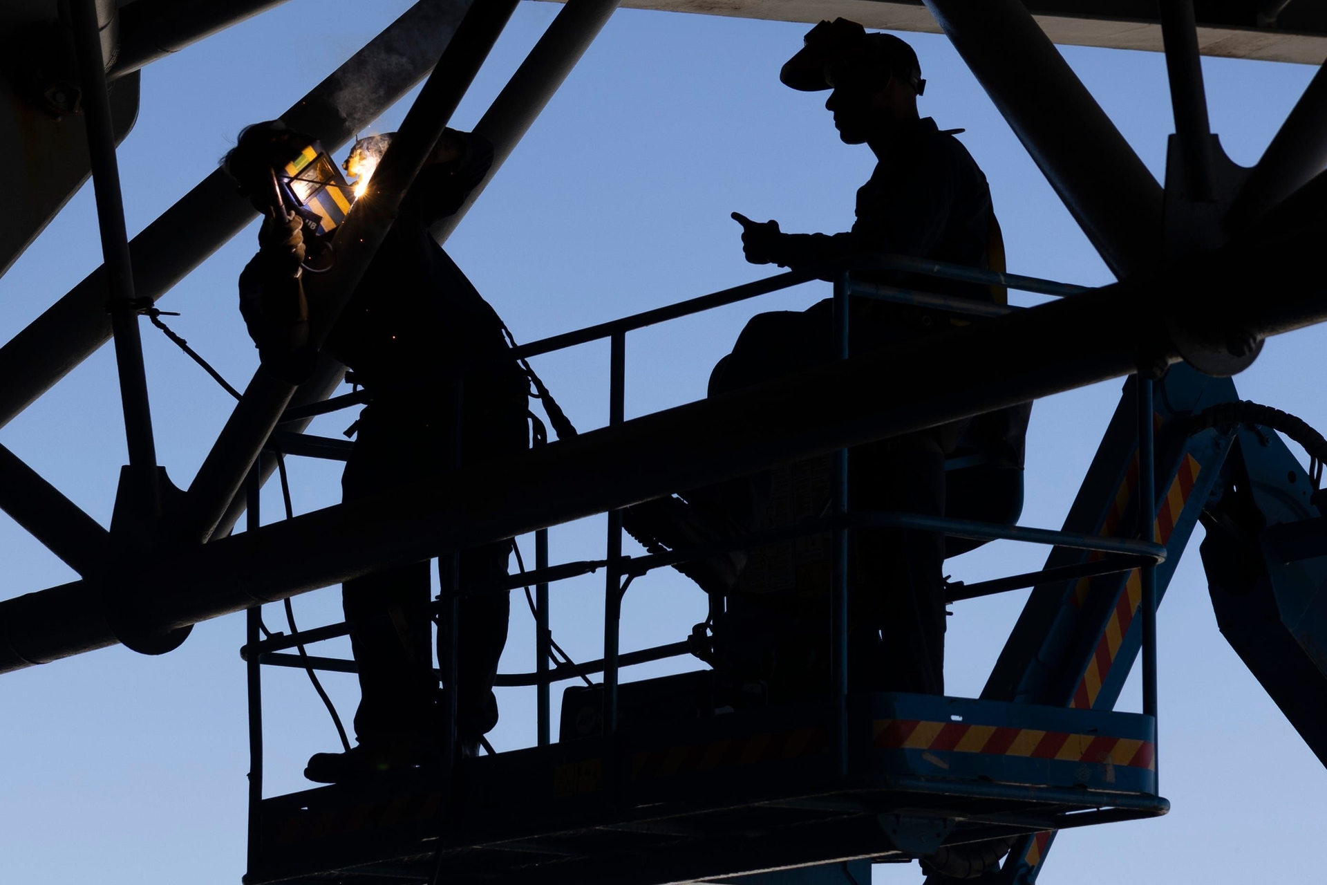 Marinheiros do USS Wasp realizam reparos na plataforma de aeronaves do navio.; Legenda da imagem. Reprodução: Business Insider