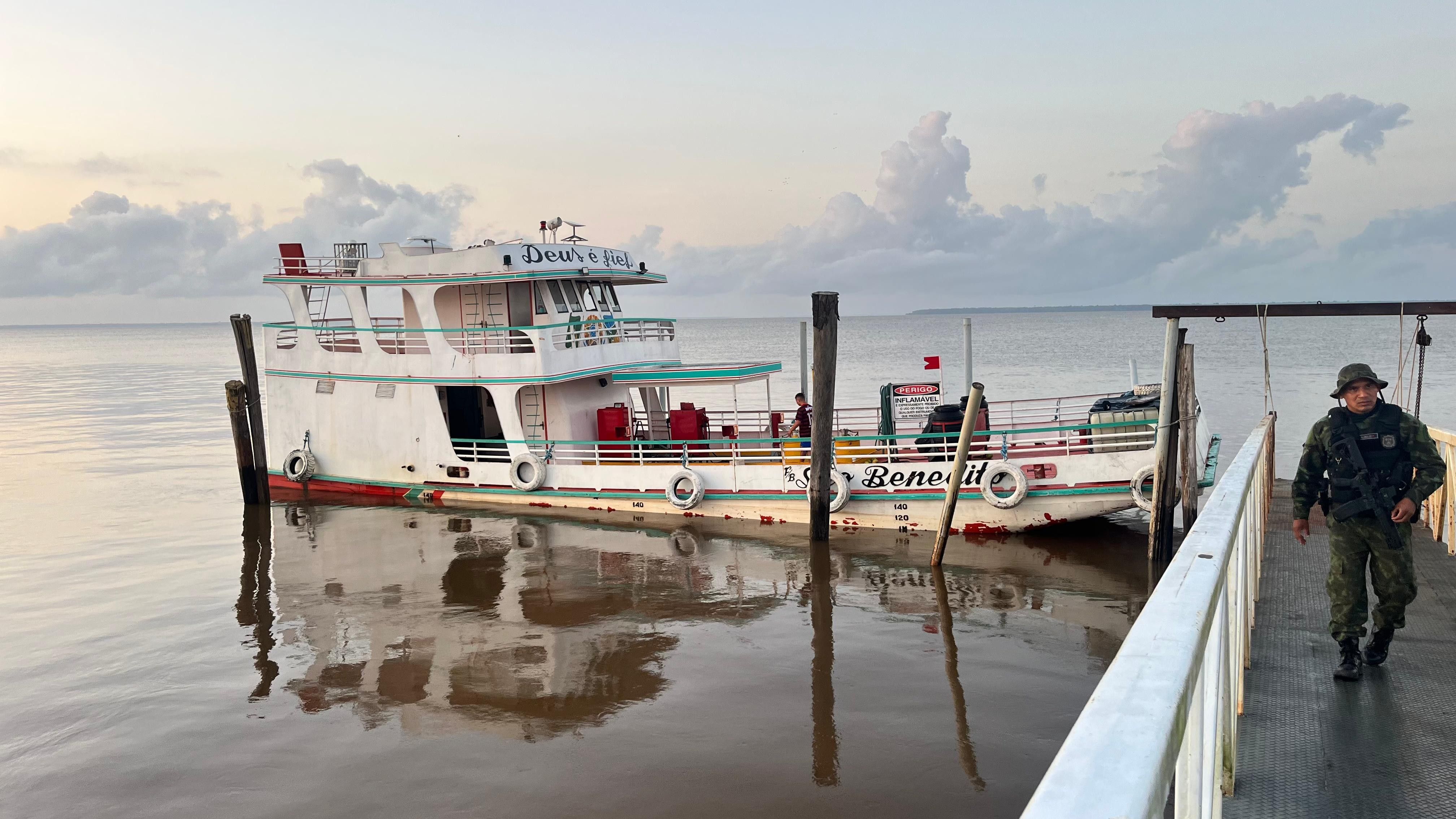 Polícia Militar apreendeu 27 mil litros de combustível irregular em embarcação no Amapá. Reprodução: Globo