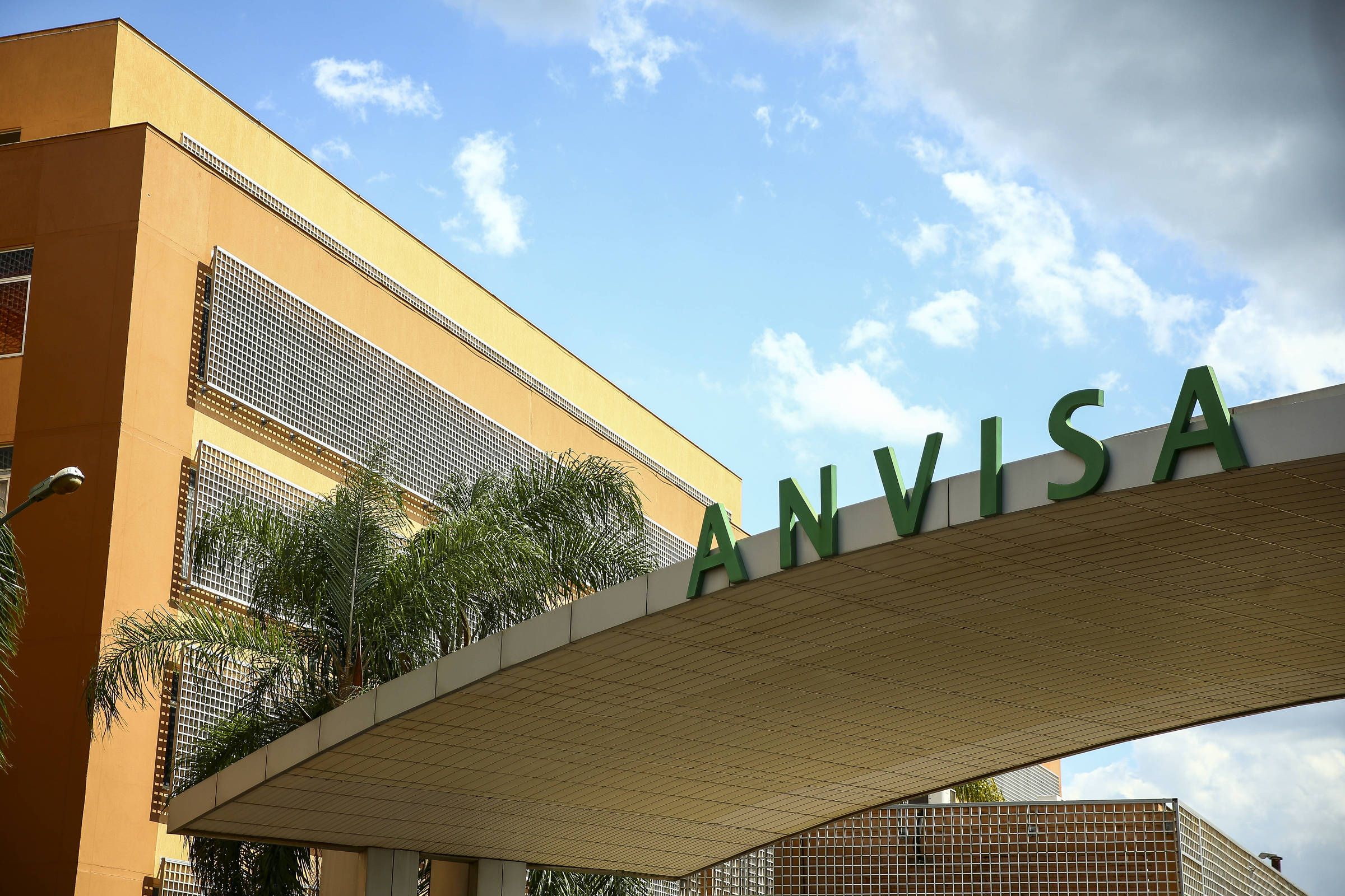 Anvisa adia vota��o sobre regras para canetas emagrecedoras manipuladas ap�s cr�ticas. Fonte: Folha de S.Paulo