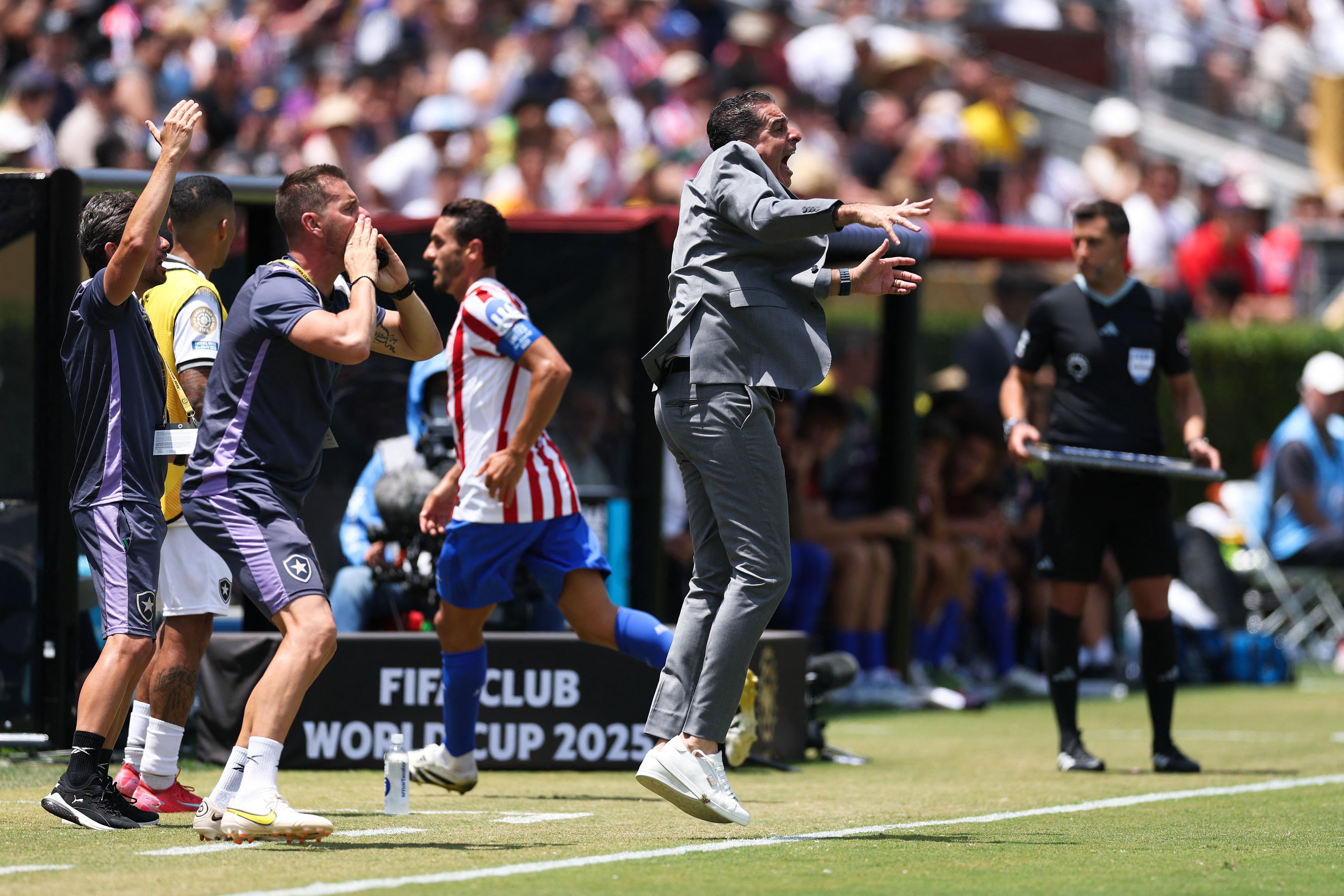 Treinador Renato Paiva comemora a classificação do Botafogo nas oitavas da Copa do Mundo de Clubes. Reprodução: Globo