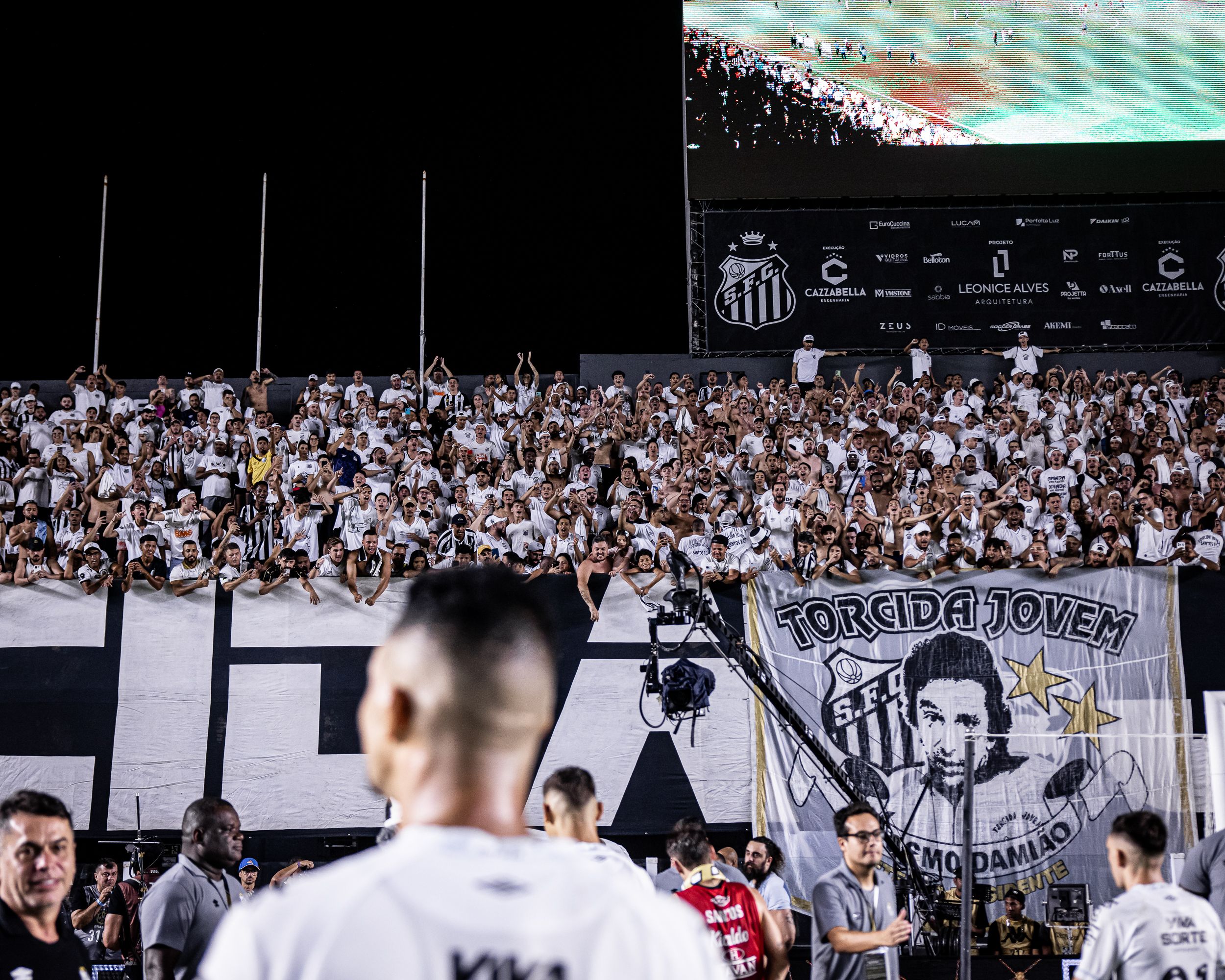 Torcedores do Santos demonstram frustração após derrota para o Red Bull Bragantino no Brasileirão. Reprodução: Gazeta Esportiva