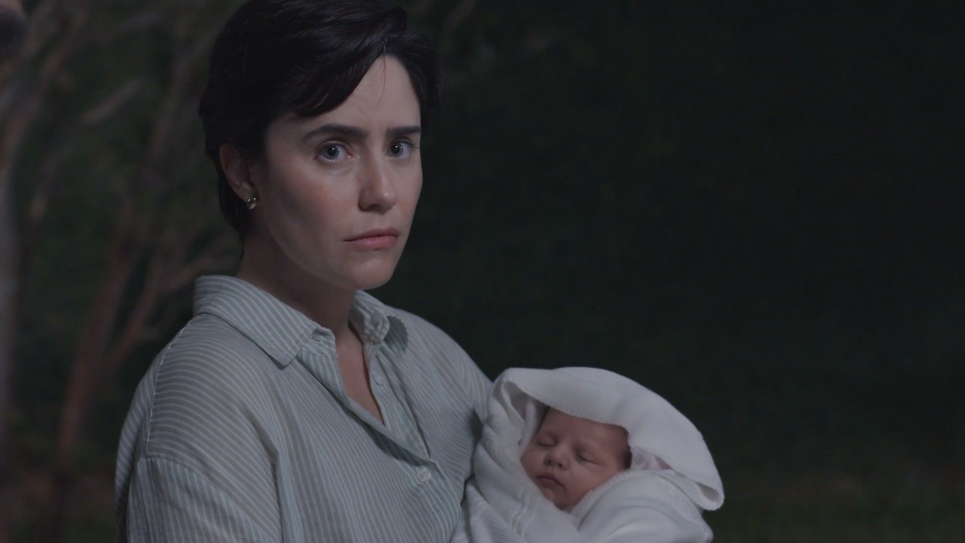 Joélly vê a filha nos braços de Samira. Reprodução: Gshow