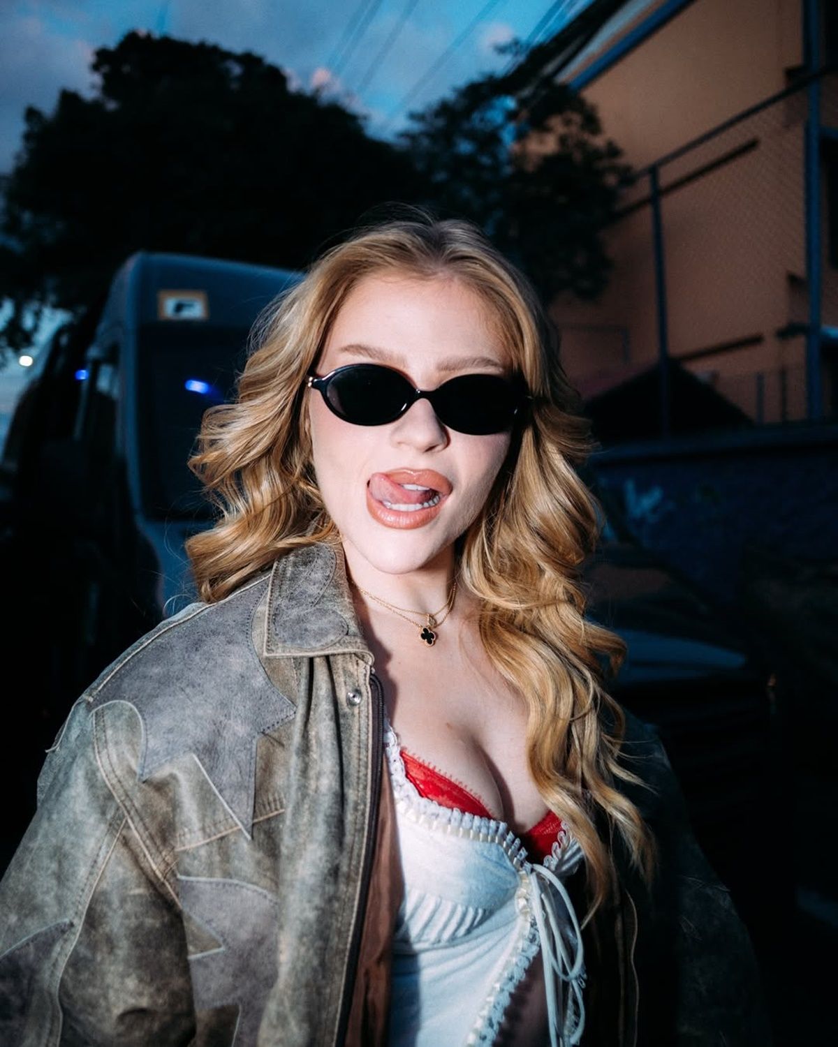 Luísa Sonza pede silêncio durante show lotado em Los Angeles. Reprodução: Portal Popline