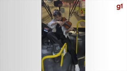 Violonista Ana Júlia se apresenta em ônibus e viraliza nas redes sociais. Reprodução: Globo