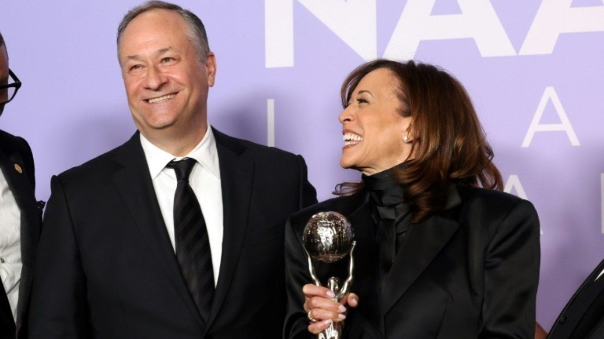 Donald Trump demite Doug Emhoff do conselho de administração em polêmica política. Reprodução: AFP