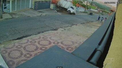 Caminhão desgovernado atinge portão de casa em Sorocaba. Reprodução: Globo