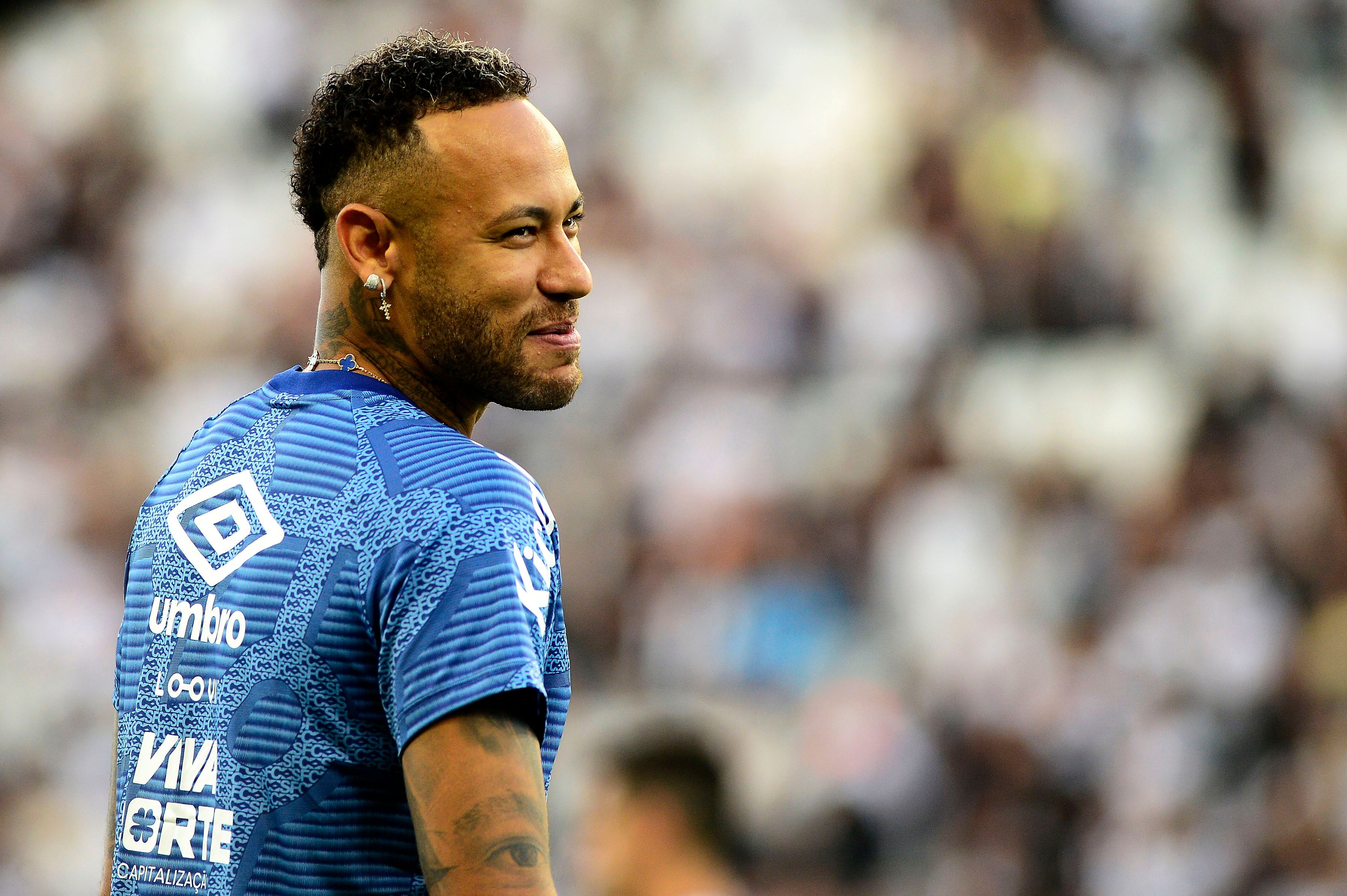Neymar continua fisioterapia enquanto Santos se prepara
