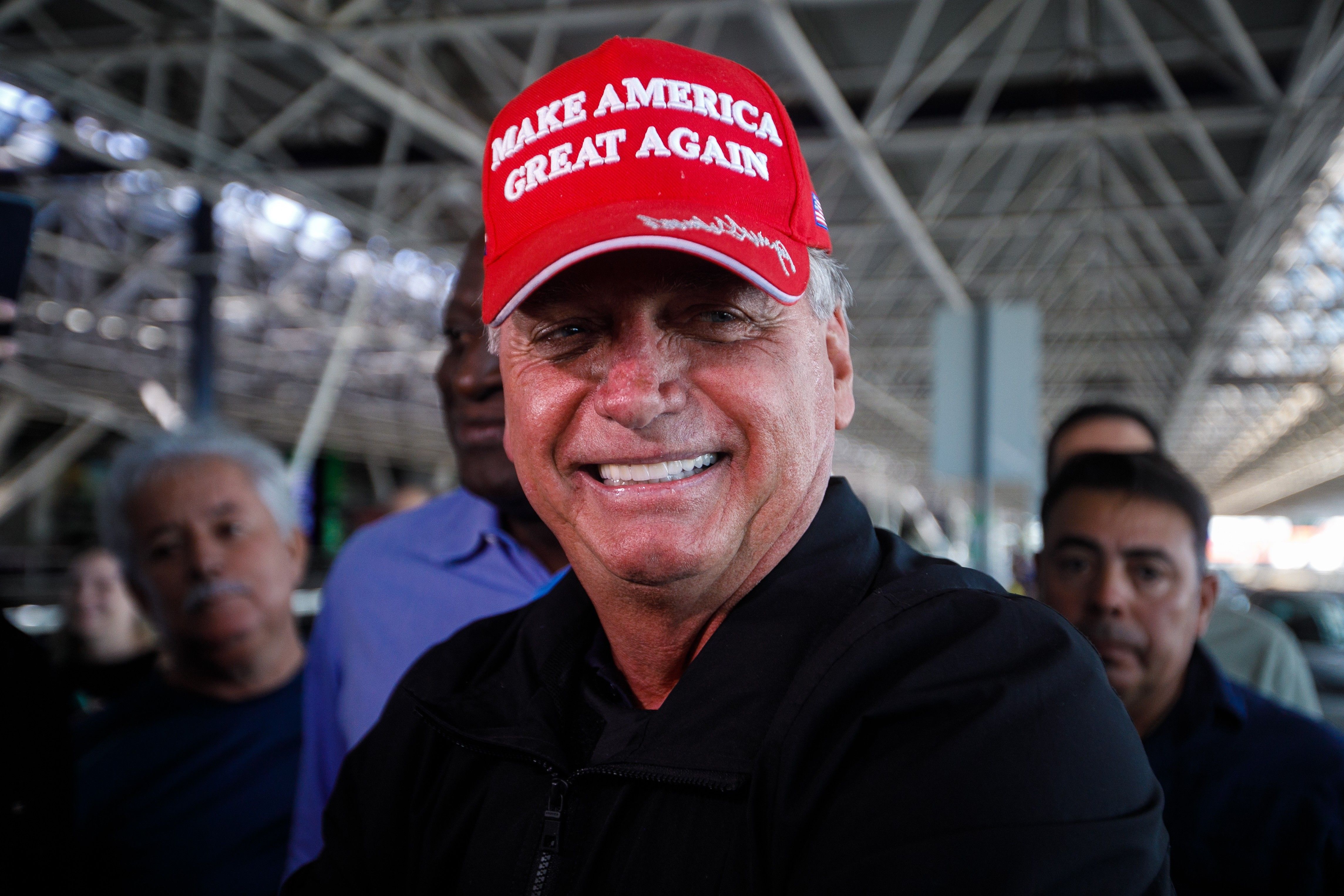 Jair e Michelle Bolsonaro chegam ao Aeroporto de Brasília em meio a polêmicas sobre tarifas comerciais. Reprodução: Globo