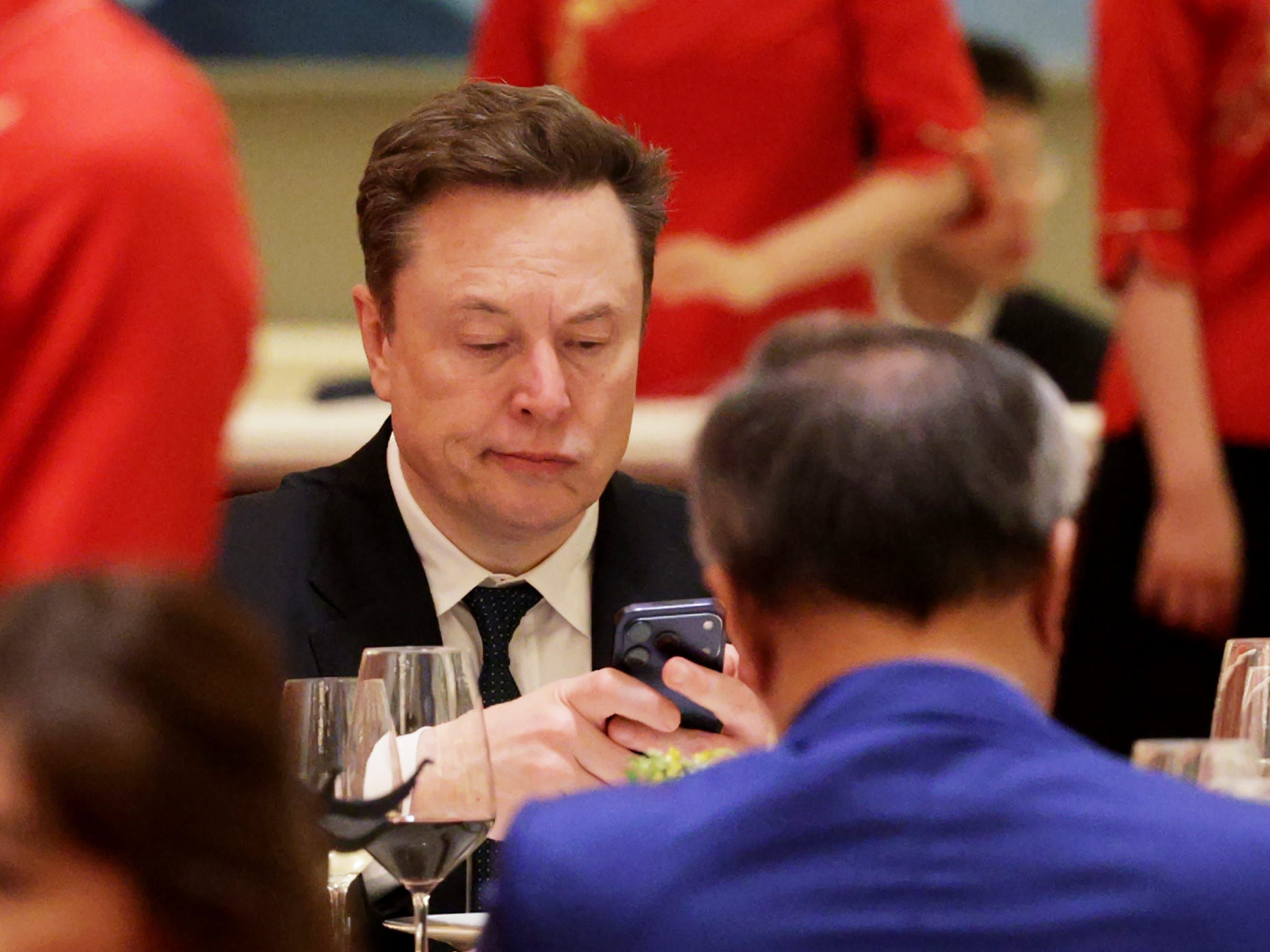 Elon Musk revisa candidaturas pessoalmente enquanto SpaceX aumenta contratações