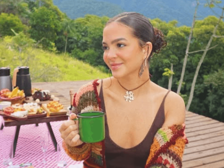 Mel Maia comemora a vitória do namorado, lutador Luan Medeiros, após sua luta em Orlando. Reprodução: Terra