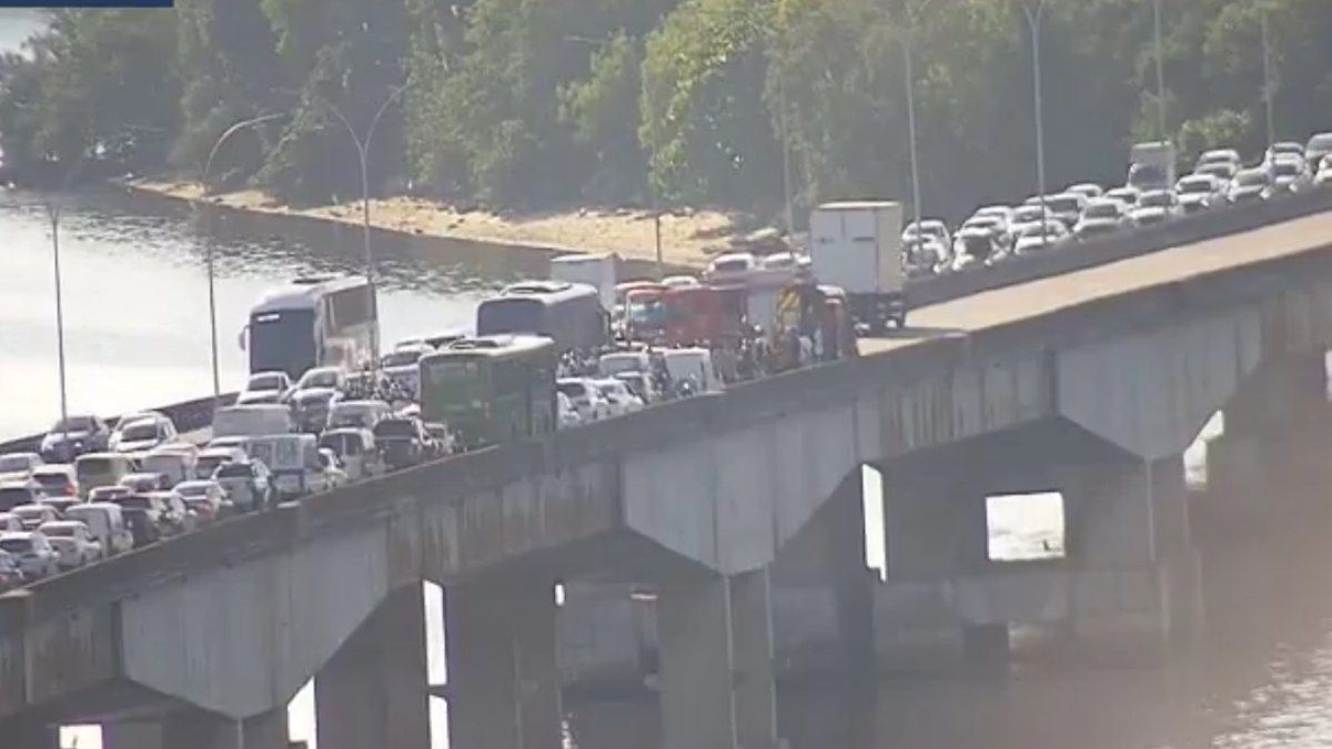 Colisão entre veículos deixa duas motos envolvidas na tarde desta segunda-feira.; Reprodução: iG