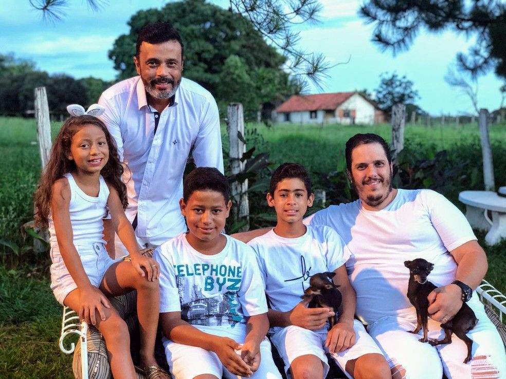 Casal homoafetivo de São José do Rio Preto adota três irmãos e celebra a família no Dia dos Pais. Reprodução: Alagoas 24 Horas