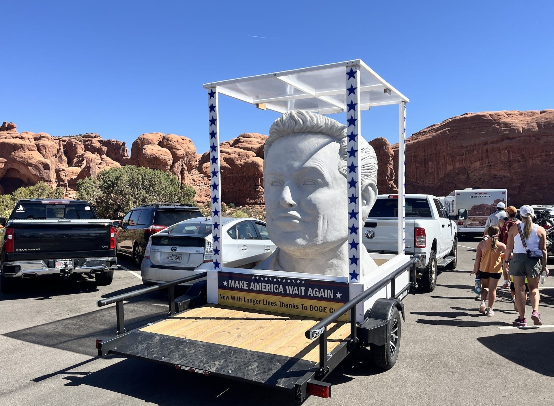 Busto gigante de Elon Musk aparece no Parque Nacional Arches, gerando repercussão sobre cortes no serviço de parques. Reprodução: Nancy Charmichael