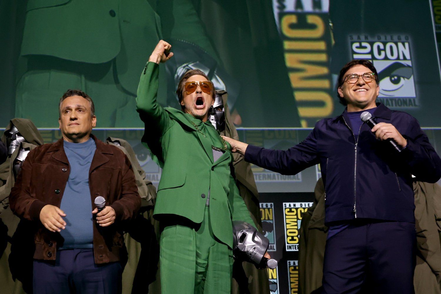 Robert Downey Jr. e os irmãos Russo discutem o futuro da Marvel no San Diego Comic-Con 2024. Reprodução: Gizmodo