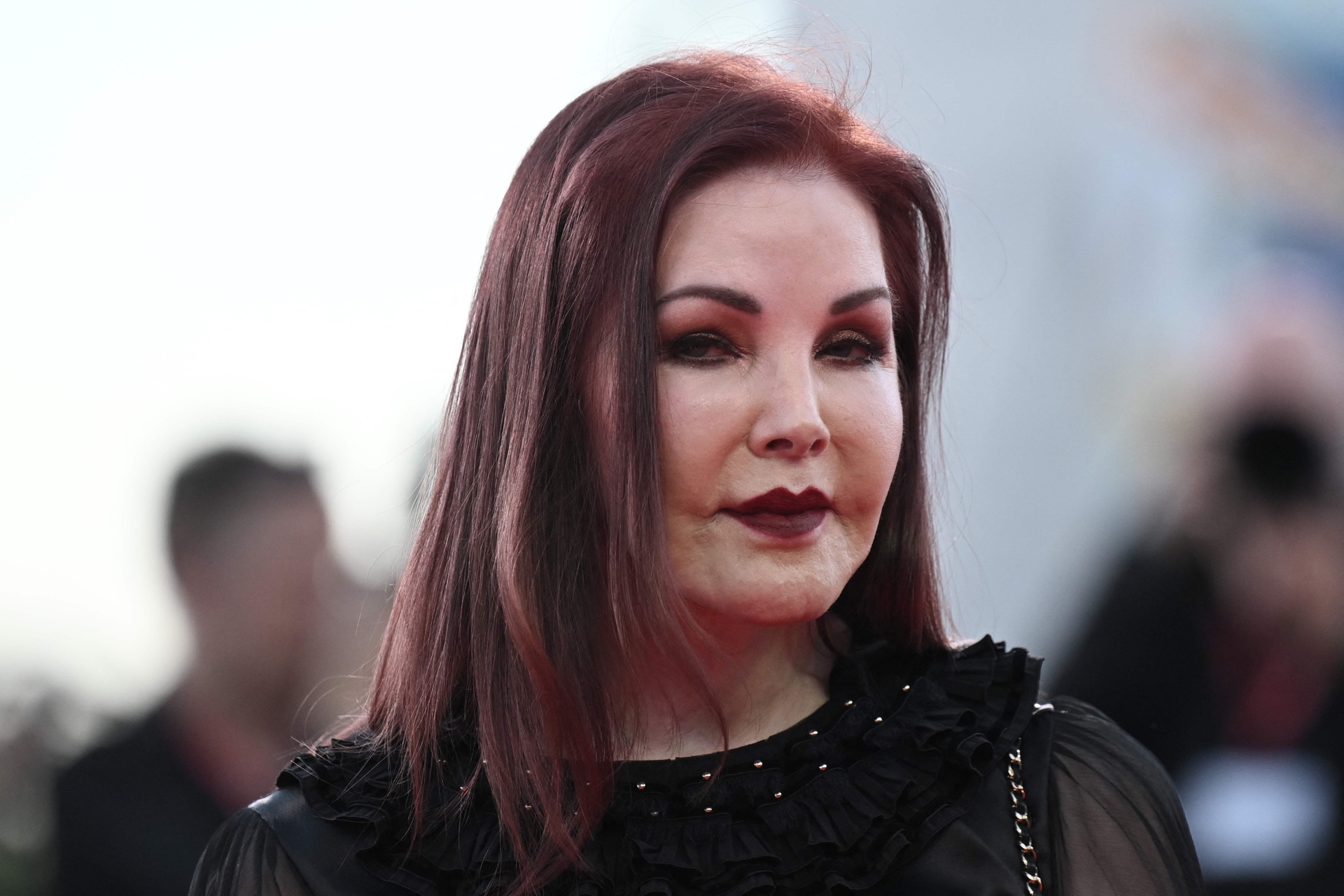 Priscilla Presley é acusada de fraude em meio a disputas familiares e financeiras relacionadas à herança de Elvis. Legenda da imagem. Reprodução: Globo
