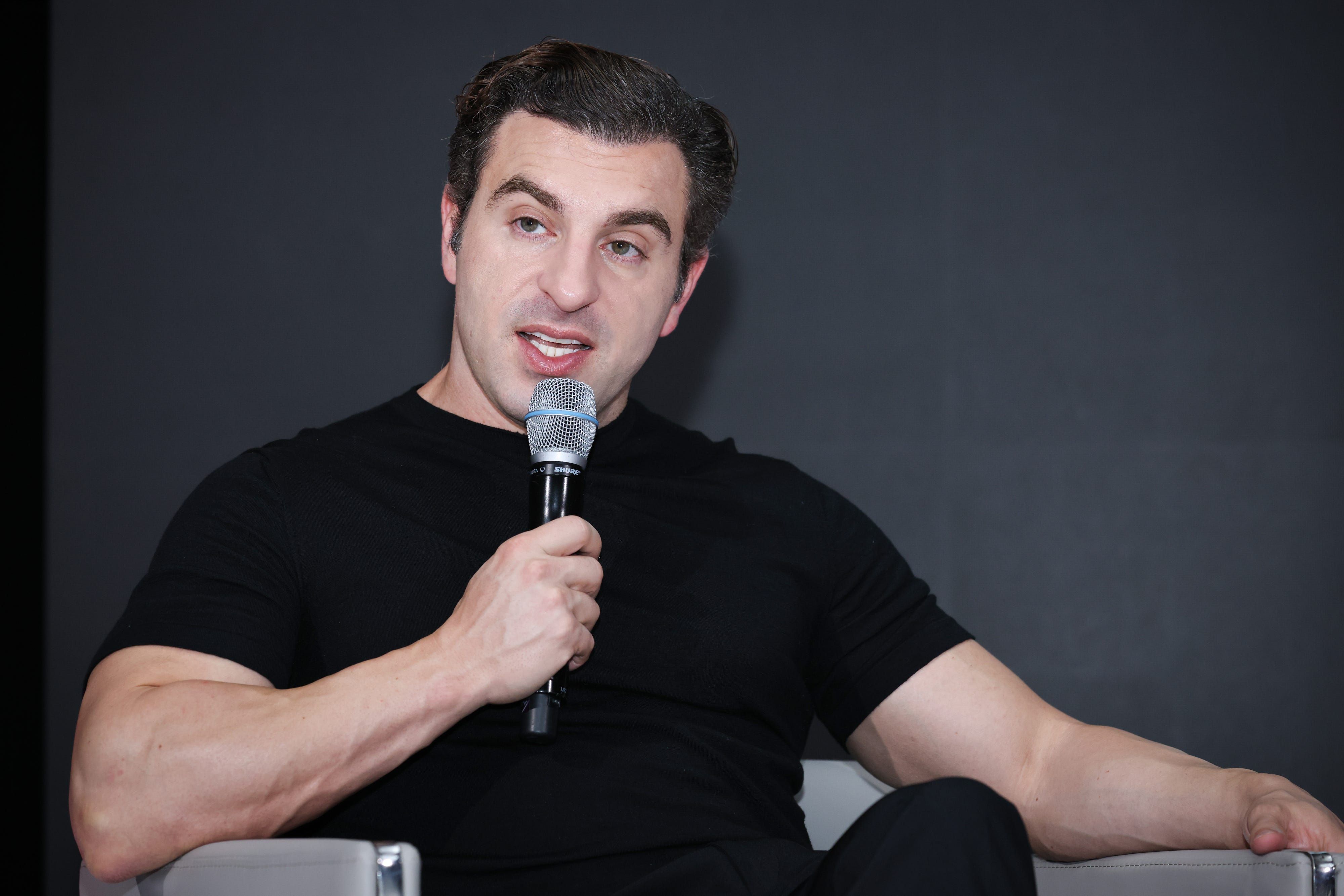 Brian Chesky discute a transformação da Airbnb em um aplicativo focado em IA. Reprodução: Business Insider