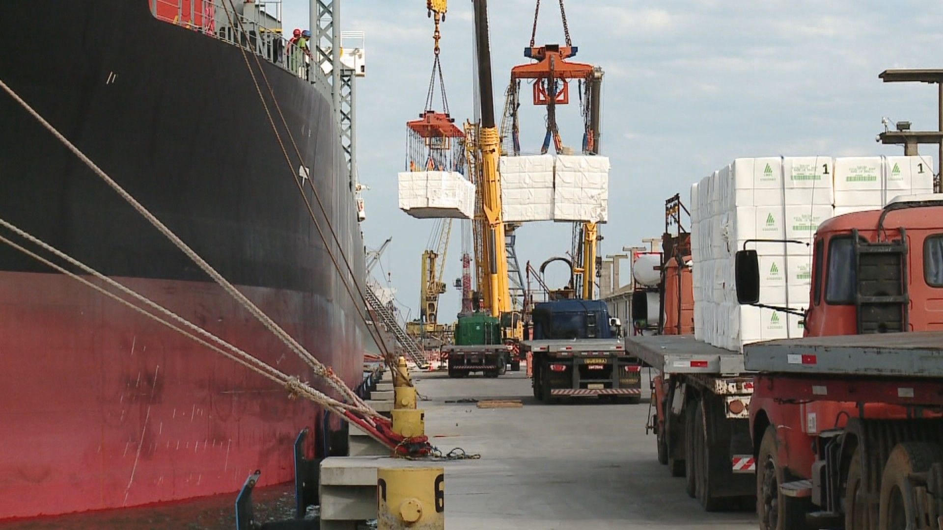 Estudo da Fiergs revela prejuízos bilionários para indústrias gaúchas devido ao tarifaço de Trump. Reprodução: Globo