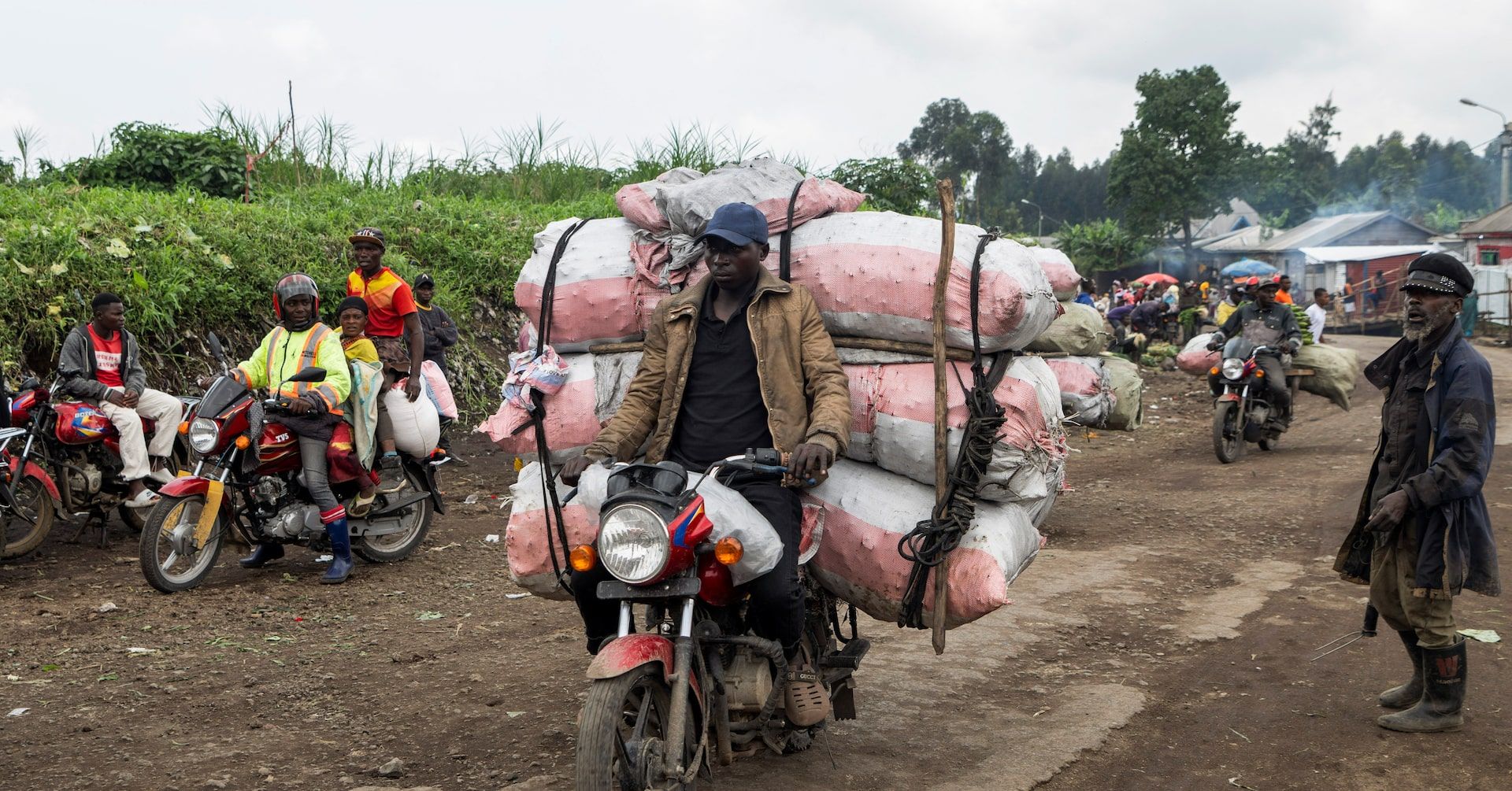 Agricultores enfrentam desafios ao retornar a campos sob controle rebelde no leste da Congo.; Reprodução: Reuters
