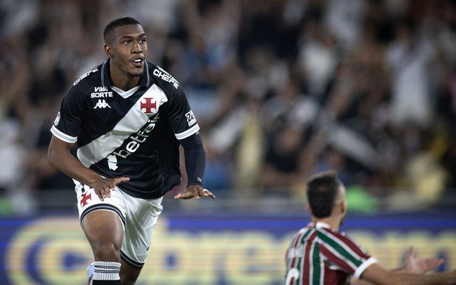 [Rayan aparece no anúncio de renovação de contrato com o Vasco até 2028]. Reprodução: Esporte