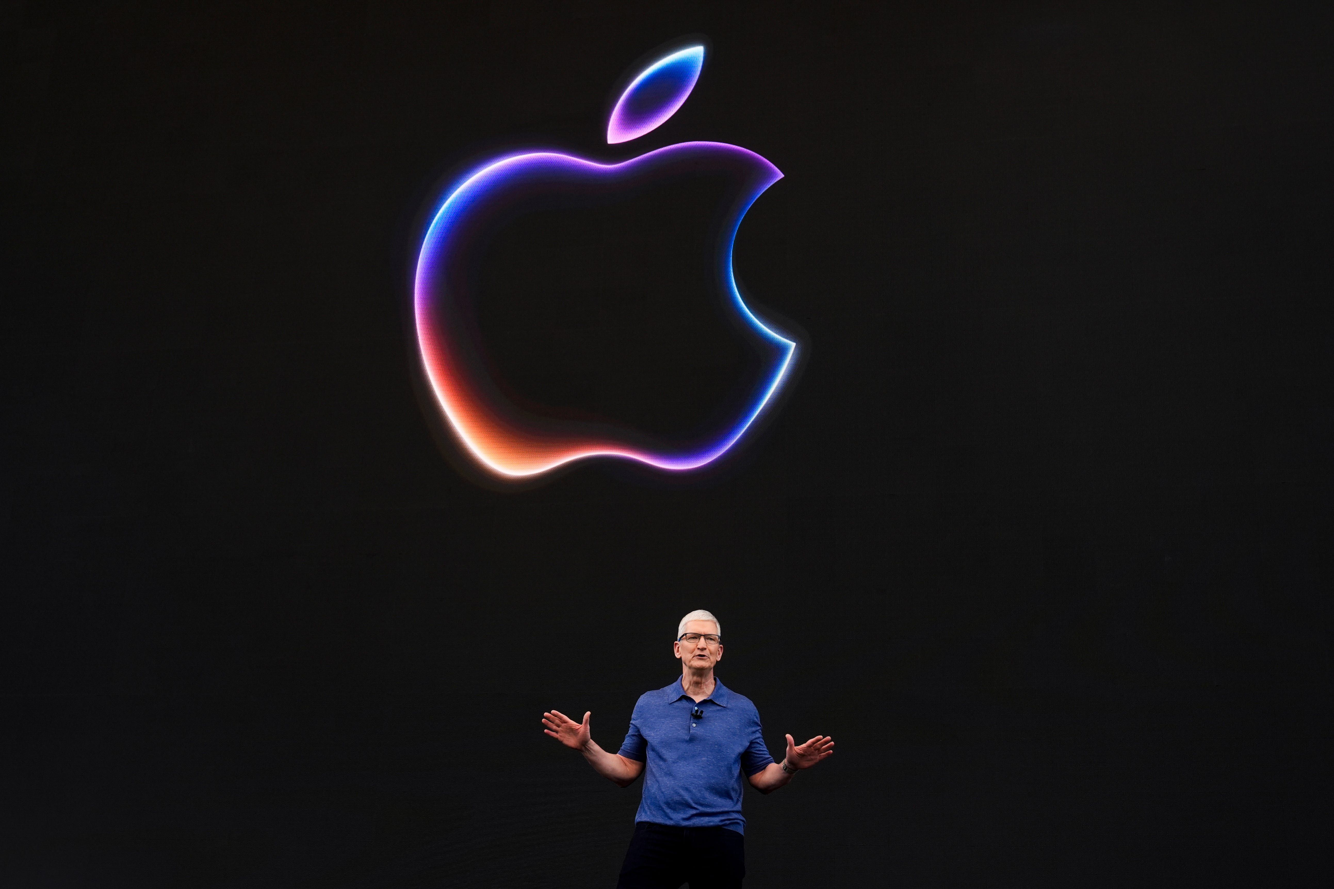 Tim Cook apresenta novos serviços de IA, garantindo a continuidade do iPhone como produto central da Apple. Reprodução: AP