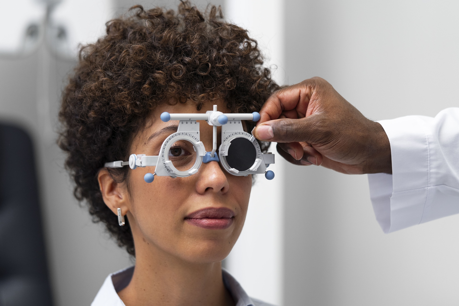 Consultório oftalmológico: médico atende paciente, destacando prevenção da cegueira e saúde ocular. Reprodução: Retorno do item 11