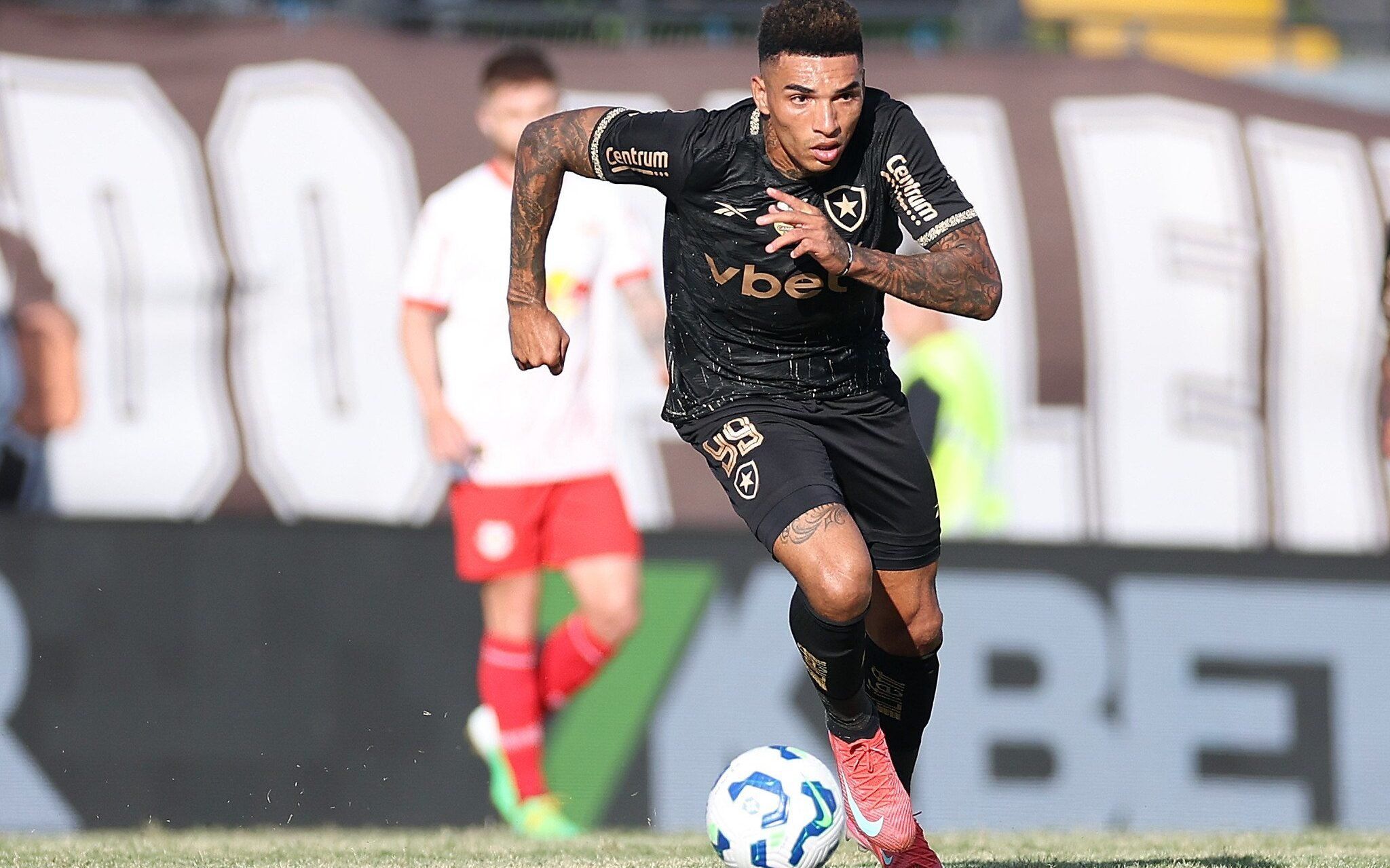 Botafogo enfrenta o Estudiantes fora de casa na Libertadores, mesmo com desfalques. Reprodução: Lance.