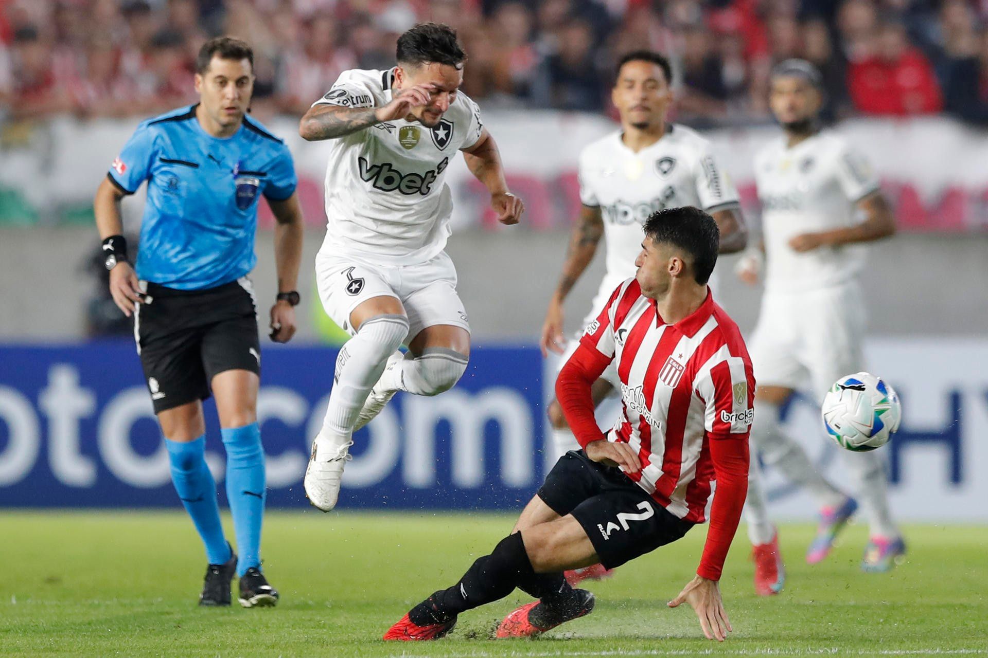 Time sofre derrota para o Estudiantes em partida marcada por falhas defensivas. Reprodução: Globo