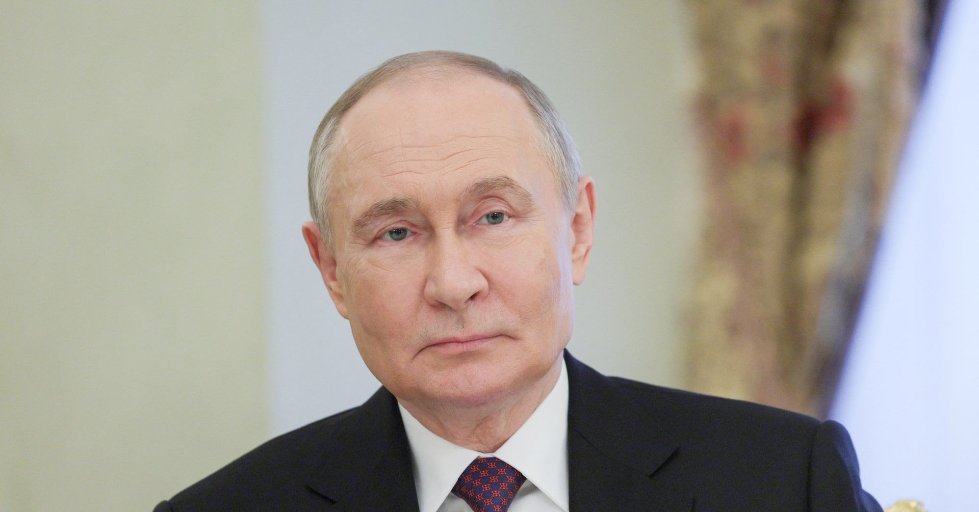 Vladimir Putin discute a produção de armas durante reunião da Comissão Militar-Industrial. Reprodução: Reuters