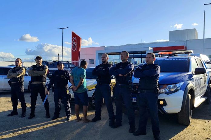 Suspeito é imobilizado após assediar mulheres e portar facão no centro de Delmiro Gouveia. Reprodução: Assessoria