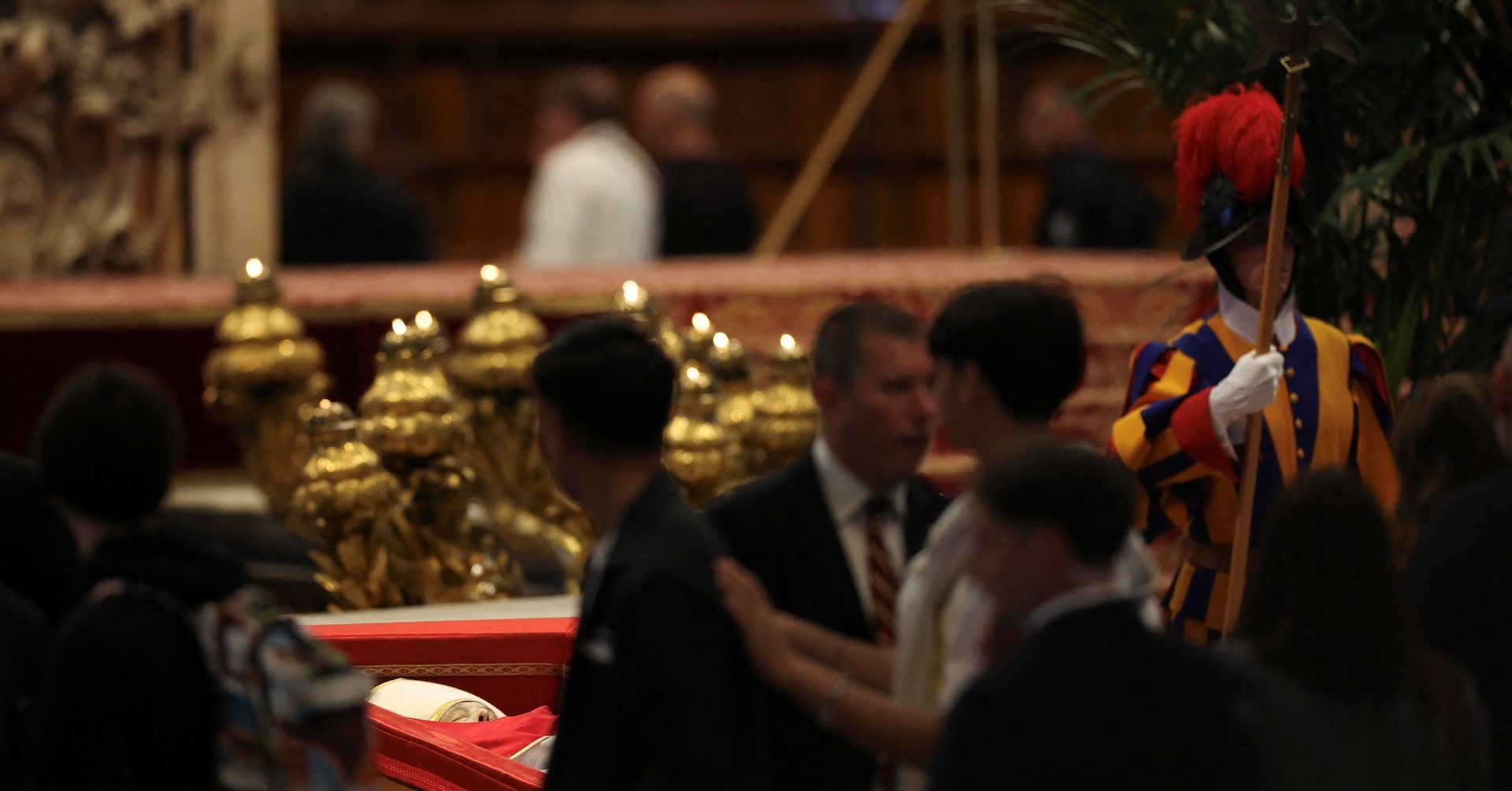 Milhares de fiéis e líderes mundiais se reúnem para o funeral do Papa Francisco em São Pedro.; Reprodução: Reuters