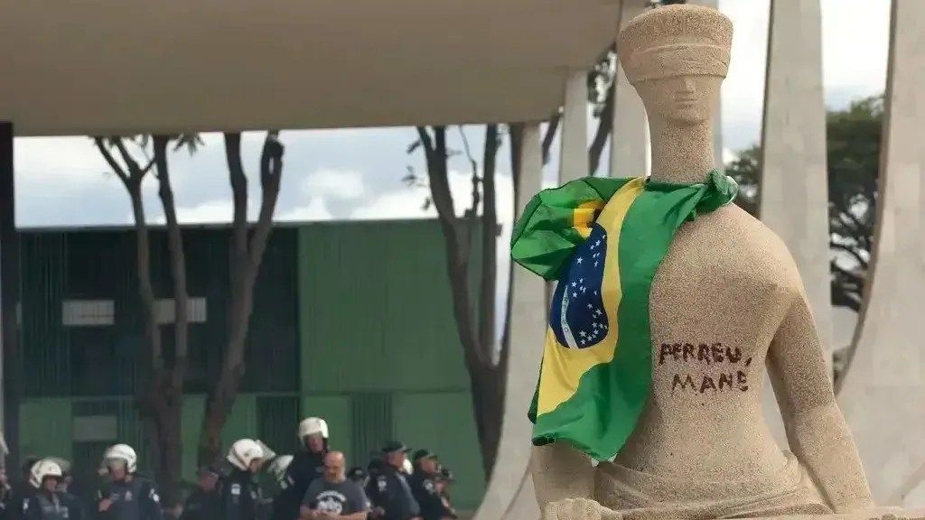 Estátua do STF vandalizada com a frase 'Perdeu, mané' após protestos de 8 de janeiro. Reprodução: CNN Brasil