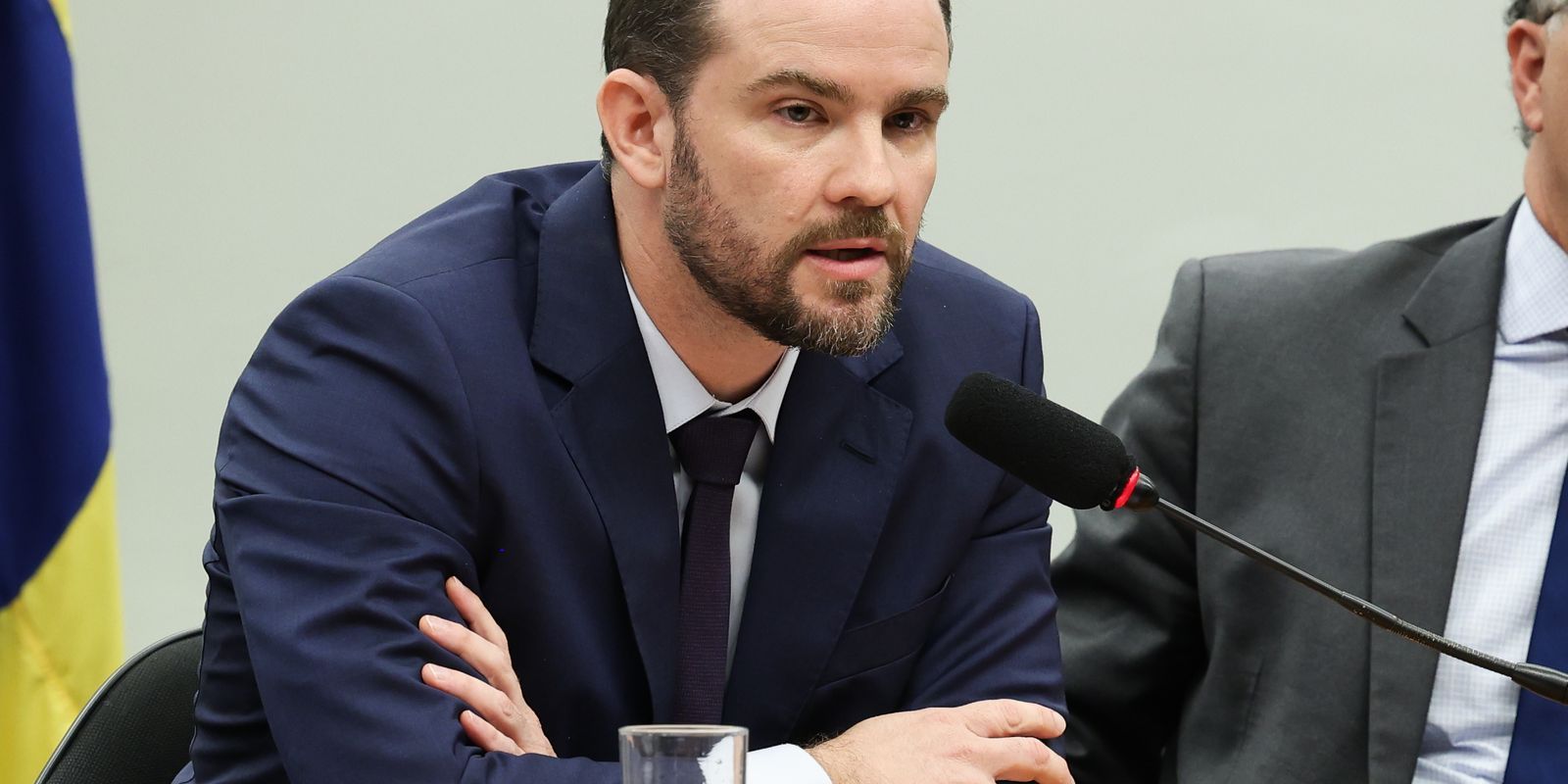 O ministro Dario Durigan participa de reuniões do G7 na França, focando em temas estratégicos.