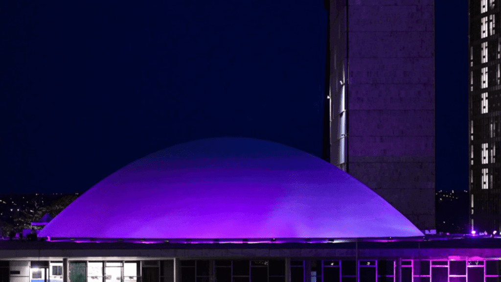 Senado é iluminado de roxo em homenagem às mulheres