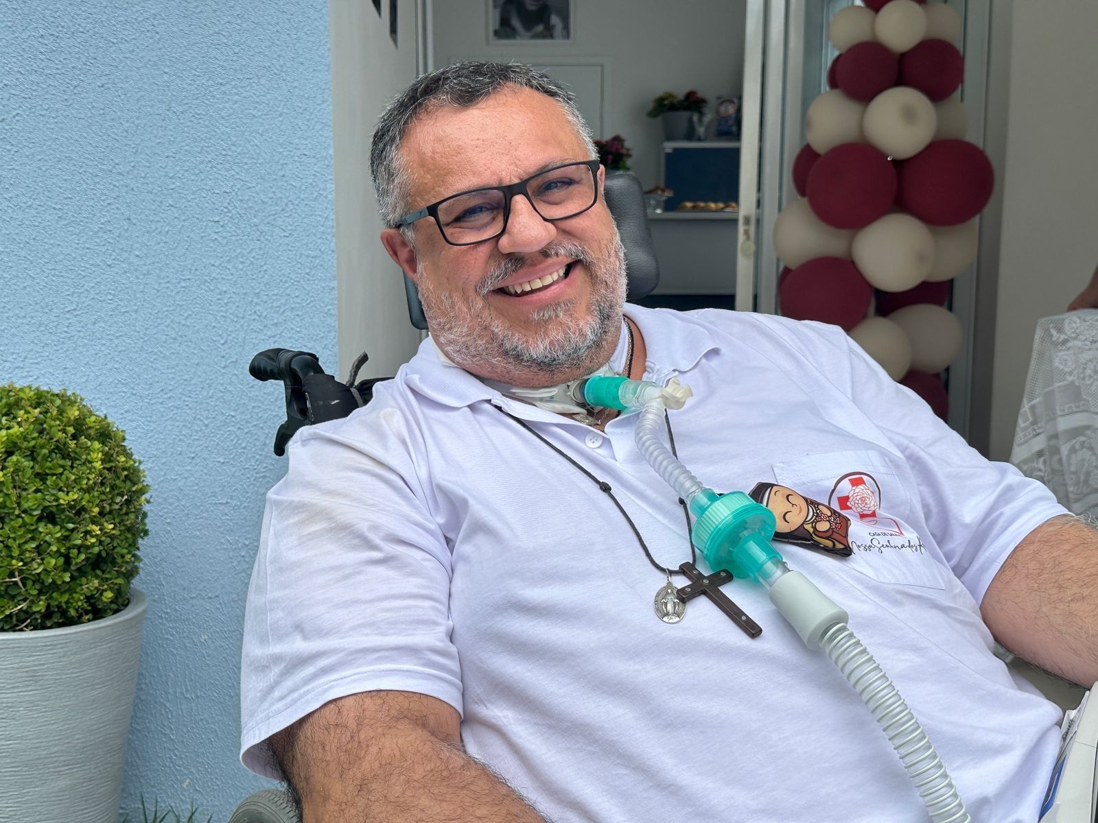 Fiéis fazem corrente de oração pela saúde do padre Márlon Múcio, internado com doença rara. Reprodução: Globo