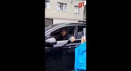 Neymar entrega R$ 100 a empreendedora em Santos e volta dois dias depois para buscar doces. Legenda da imagem. Reprodução: Retorno do item 11