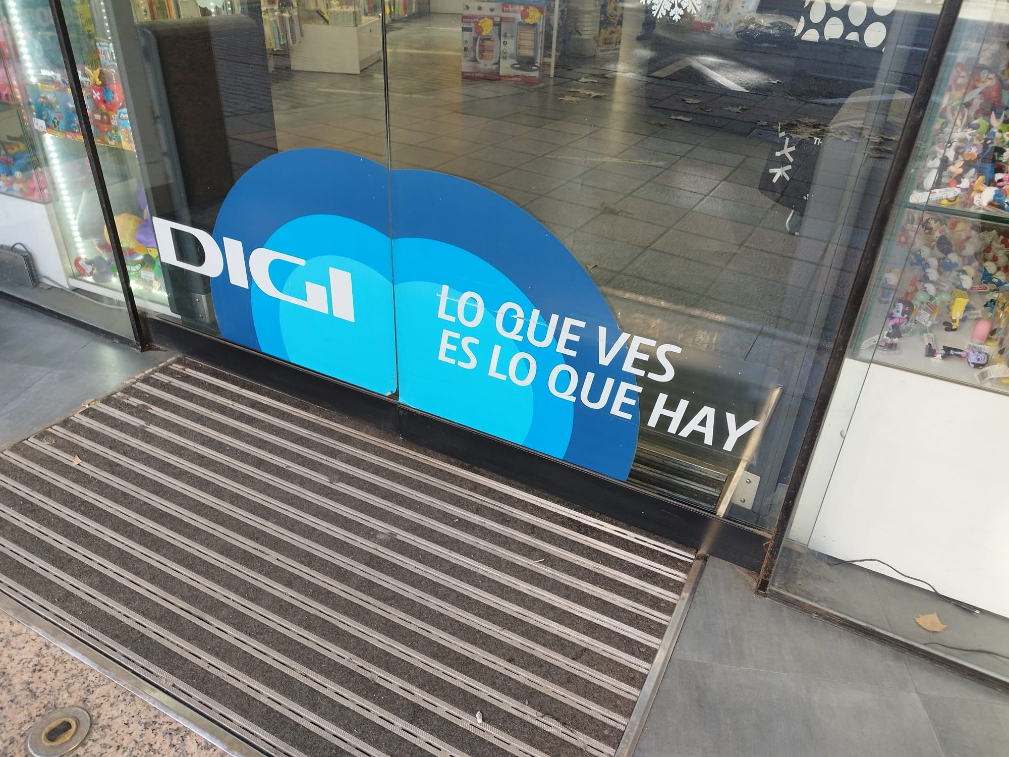 Cartel da Digi em loja, enfatizando seu crescimento no mercado de telecomunicações. Reprodução: El Pais