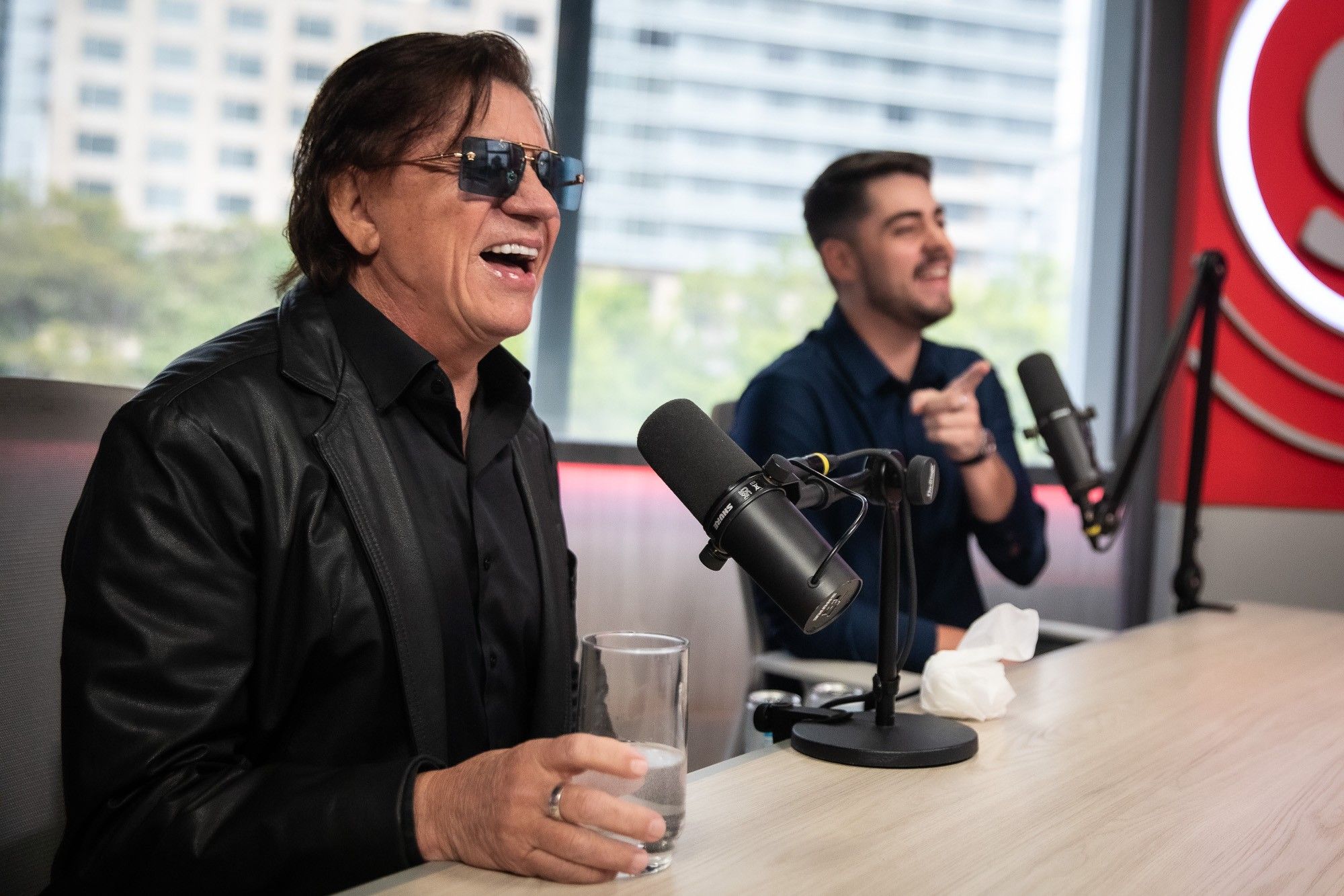 Chitãozinho e Enrico falam sobre sua parceria musical e a nova canção 'Casa de Vó' em entrevista. Reprodução: g1