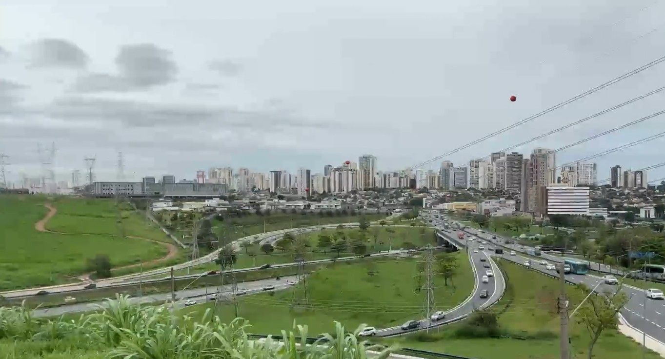 [Céu nublado no Vale ante o alerta do Inmet para chuva e ventos de até 60 km/h]. Reprodução: G1