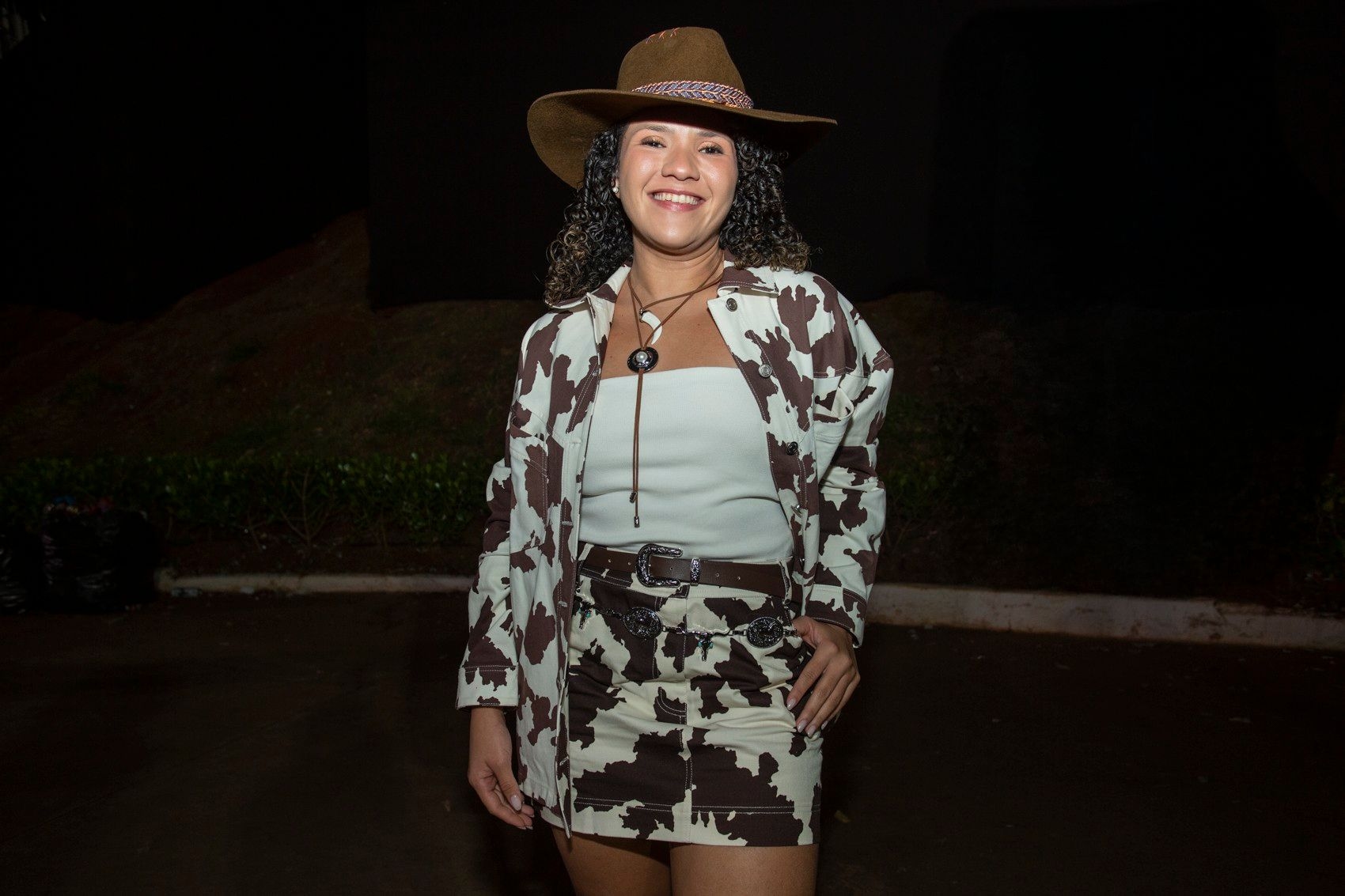 Kianne Leal usa saia e jaqueta com estampa de vaca na Festa do Barretos. Reprodução: Ricardo Nasi/g1