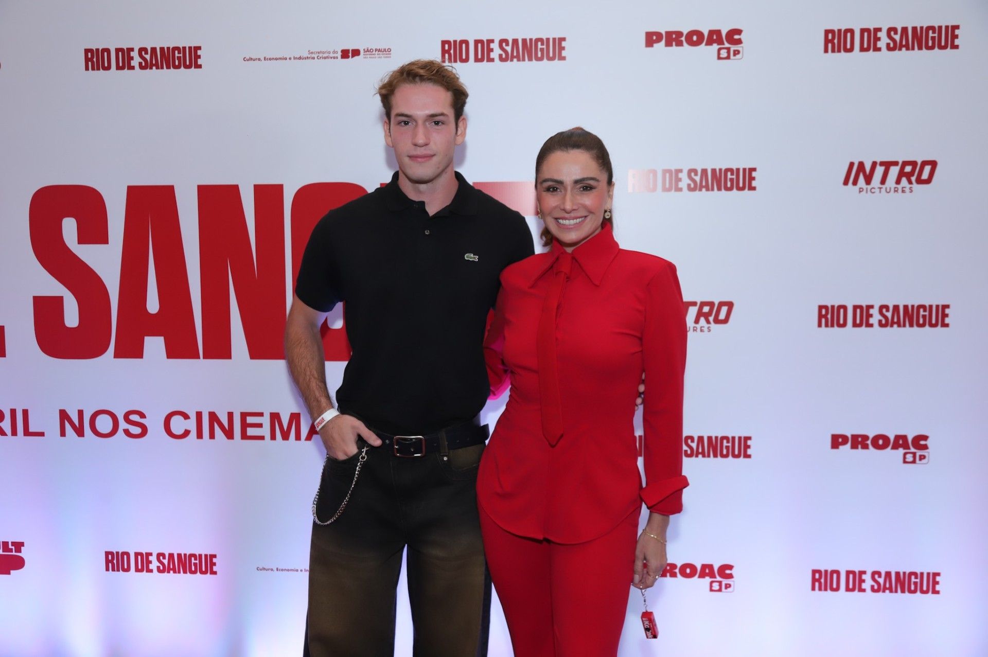 Pietro Antonelli prestigia a mãe Giovanna Antonelli na pré-estreia do filme. Reprodução: Gshow