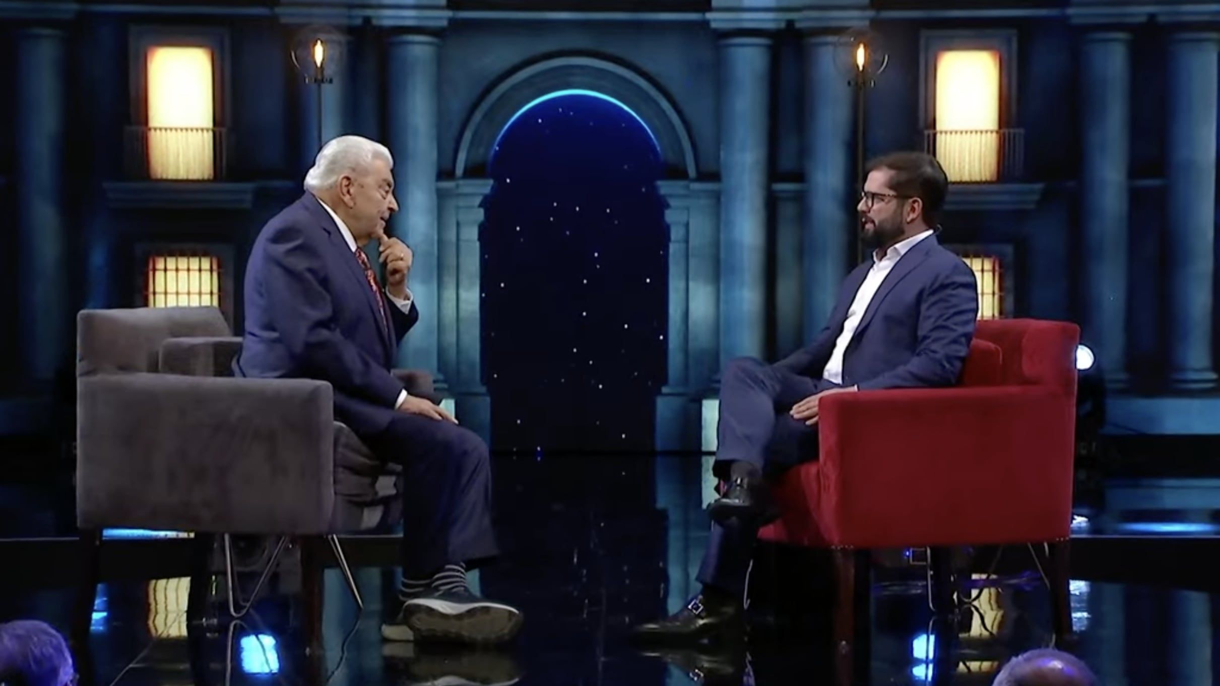 Boric, a um dia de deixar La Moneda, afirma que ser presidente é carregar a cordilheira nas costas.. Reprodução: Elpais