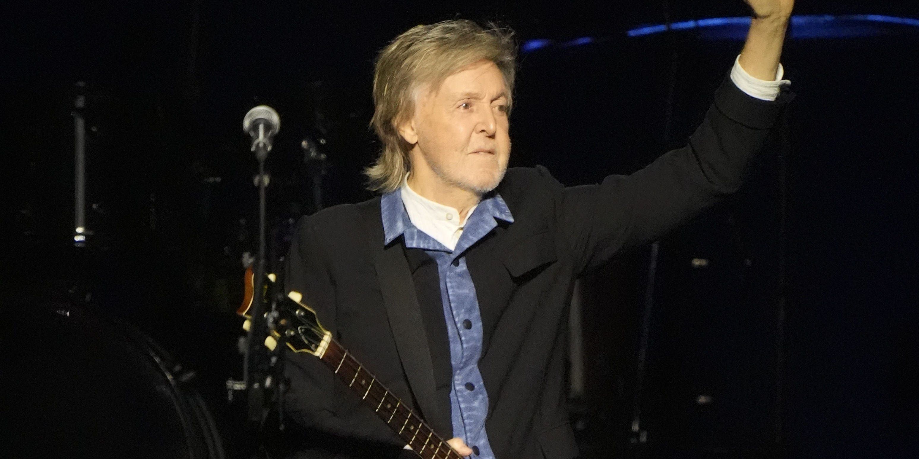 Paul McCartney se apresenta no palco do Co-op Live em Manchester durante sua turnê Got Back. Reprodução: Business Insider
