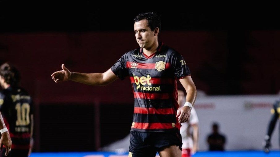 Jogadores do Sport são ameaçados por torcedores durante invasão ao centro de treinamento. Reprodução: Sport