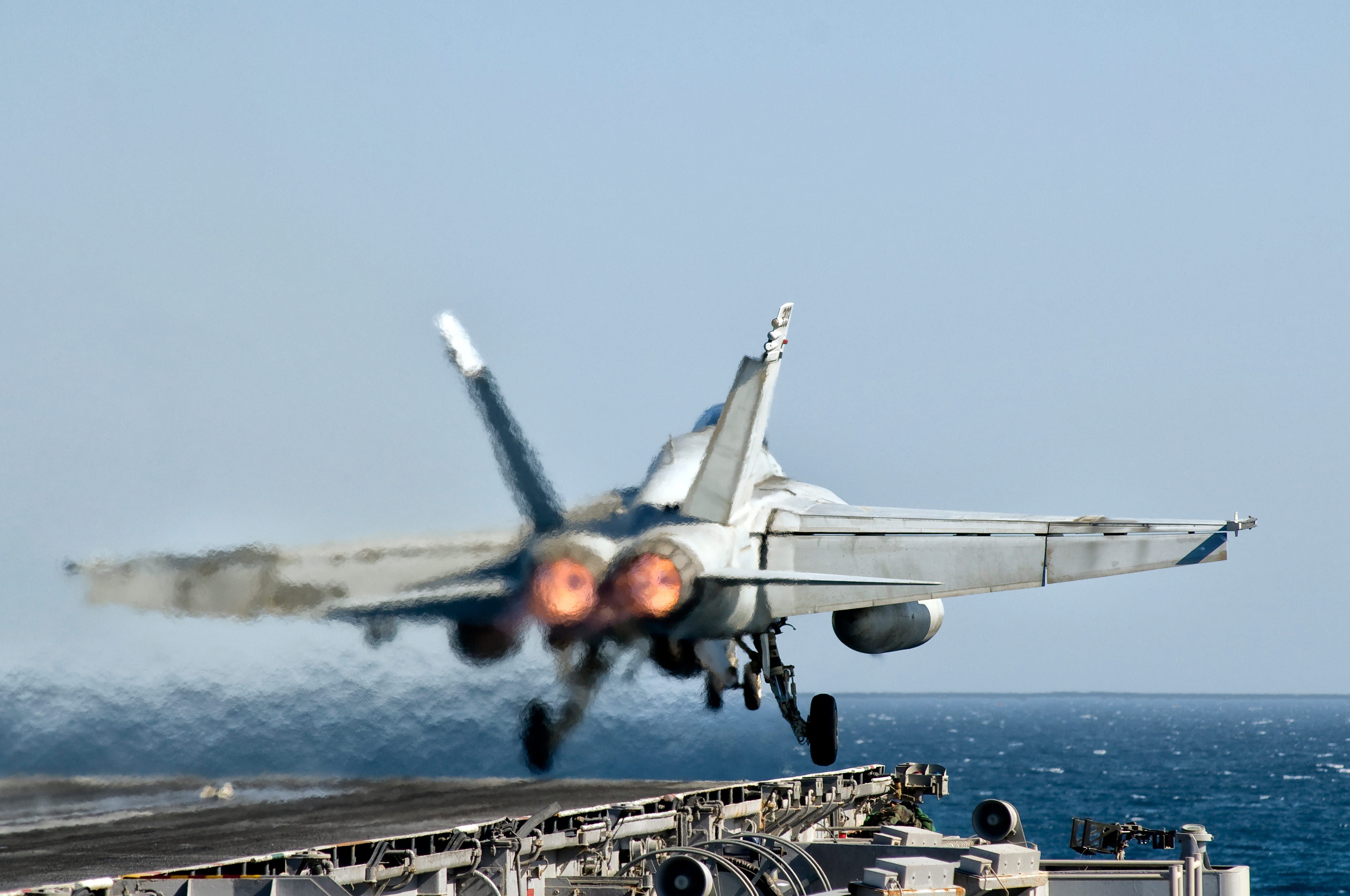 F/A-18F Super Hornet decolando da USS Nimitz, em meio a quedas de aeronaves no Mar do Sul da China Meridional. Legenda da imagem. Reprodução: Retorno do item 11