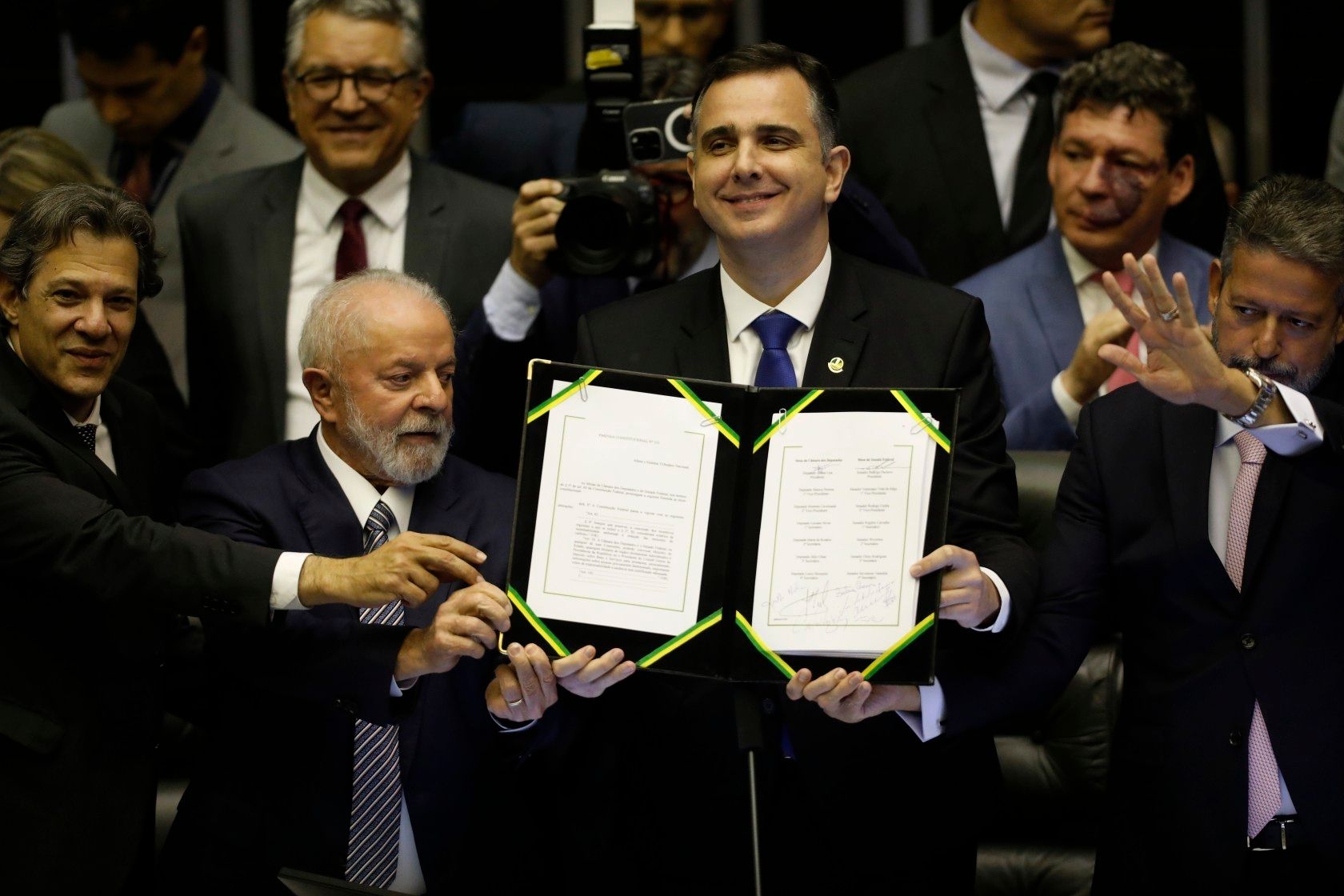 Reunião do presidente Lula com líderes do Congresso discute questões fiscais e tributárias no Brasil. Reprodução: Globo