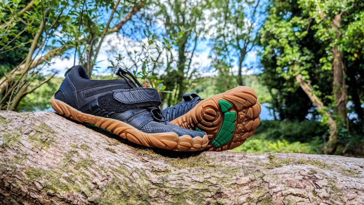 O calçado ‘barefoot’ ganha destaque por seu design inovador e conforto. Legenda da imagem. Reprodução: El País