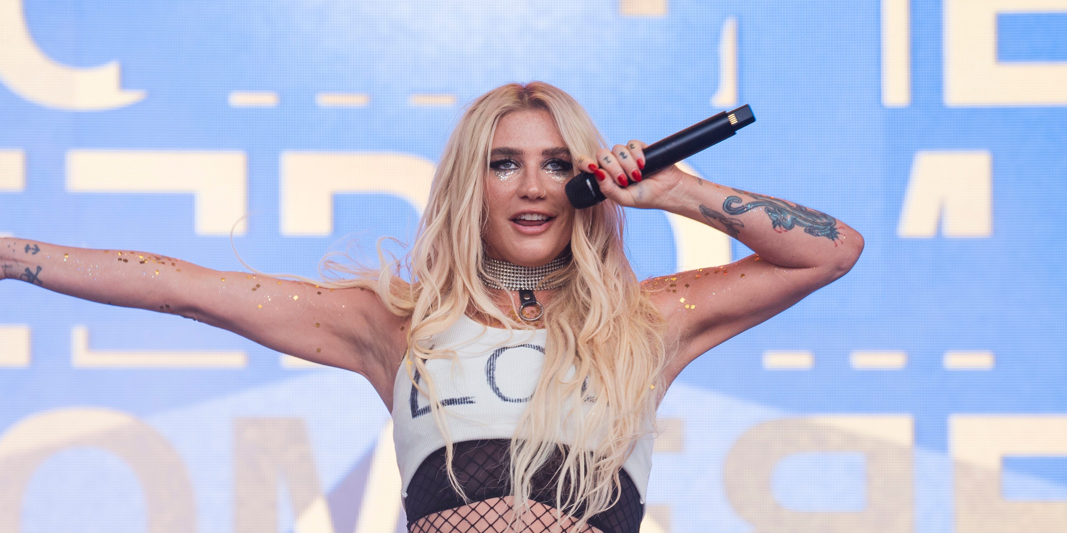 Kesha se apresenta ao vivo durante o Lollapalooza 2024 em Chicago, com a Tits Out Tour ainda em andamento. Reprodução: Business Insider