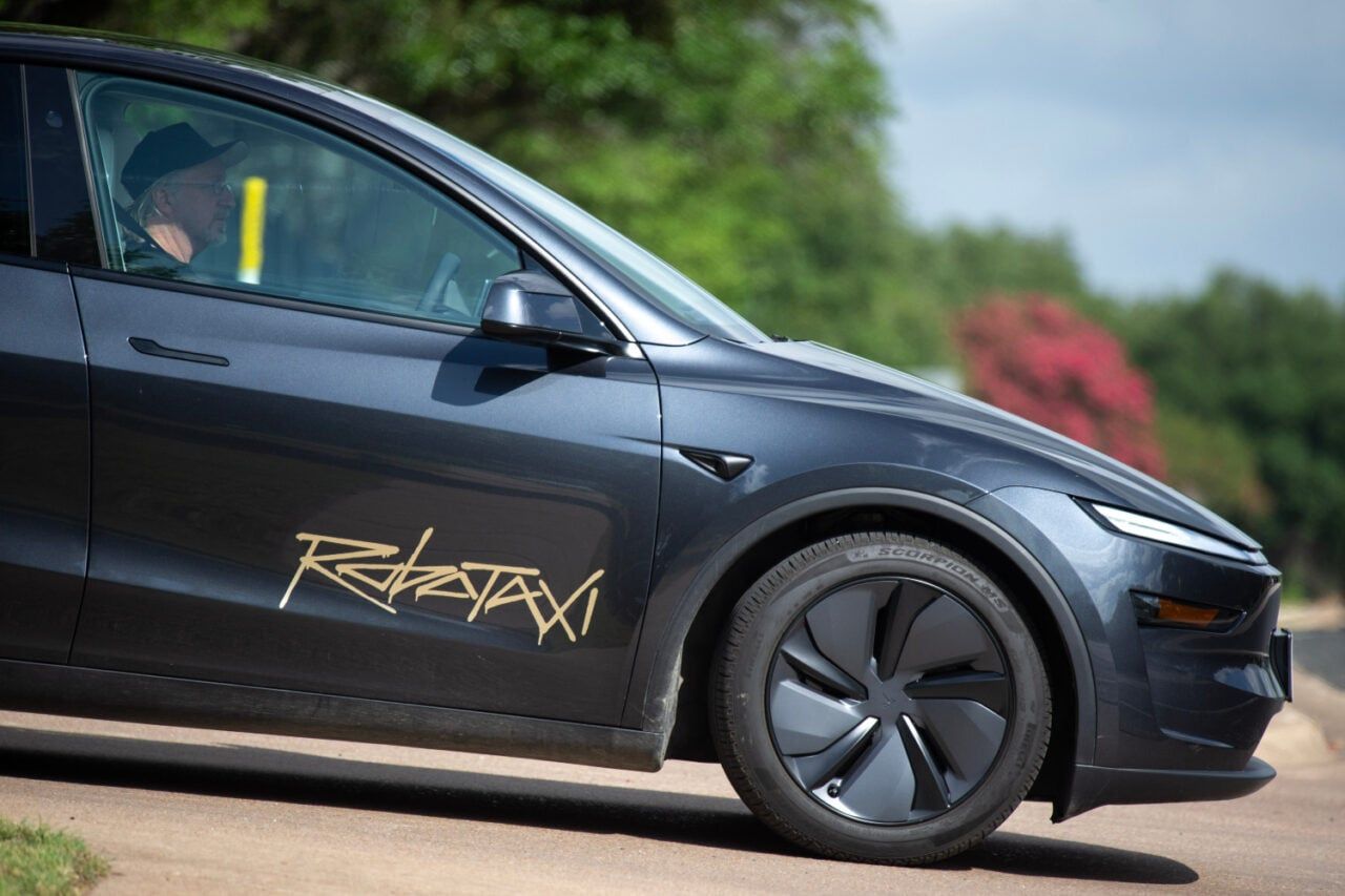 Tesla admite que seus robotaxis às vezes são controlados por humanos. Reprodução: Gizmodo